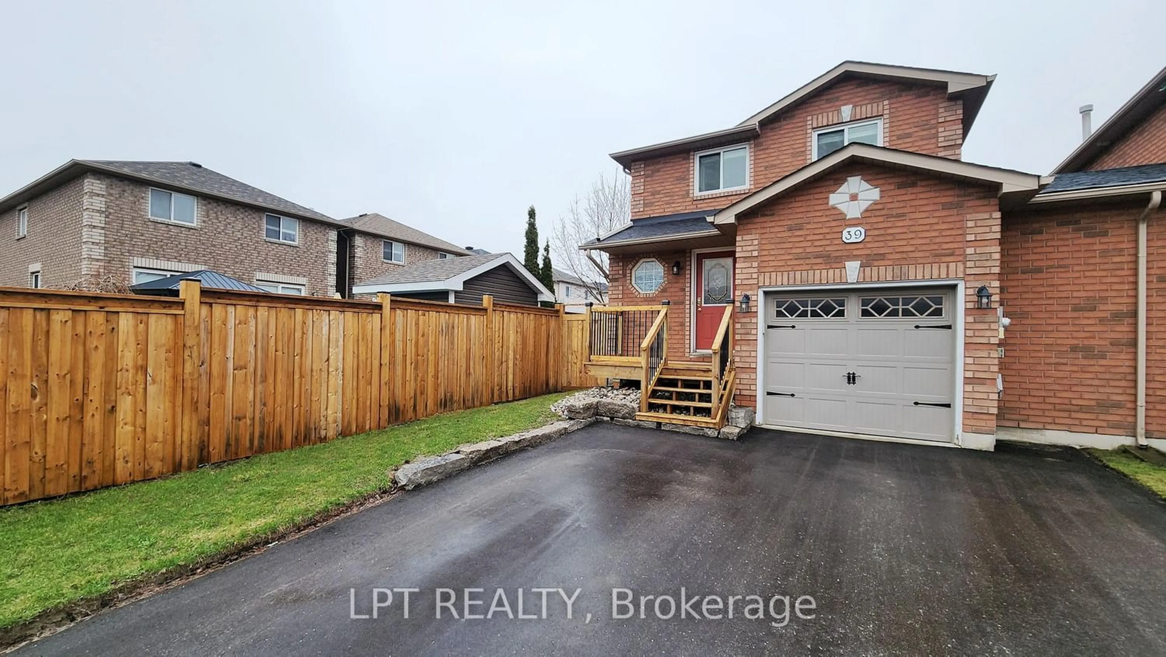 A pic from outside/outdoor area/front of a property/back of a property/a pic from drone, street for 39 Raymond Cres, Barrie Ontario L4N 0X6