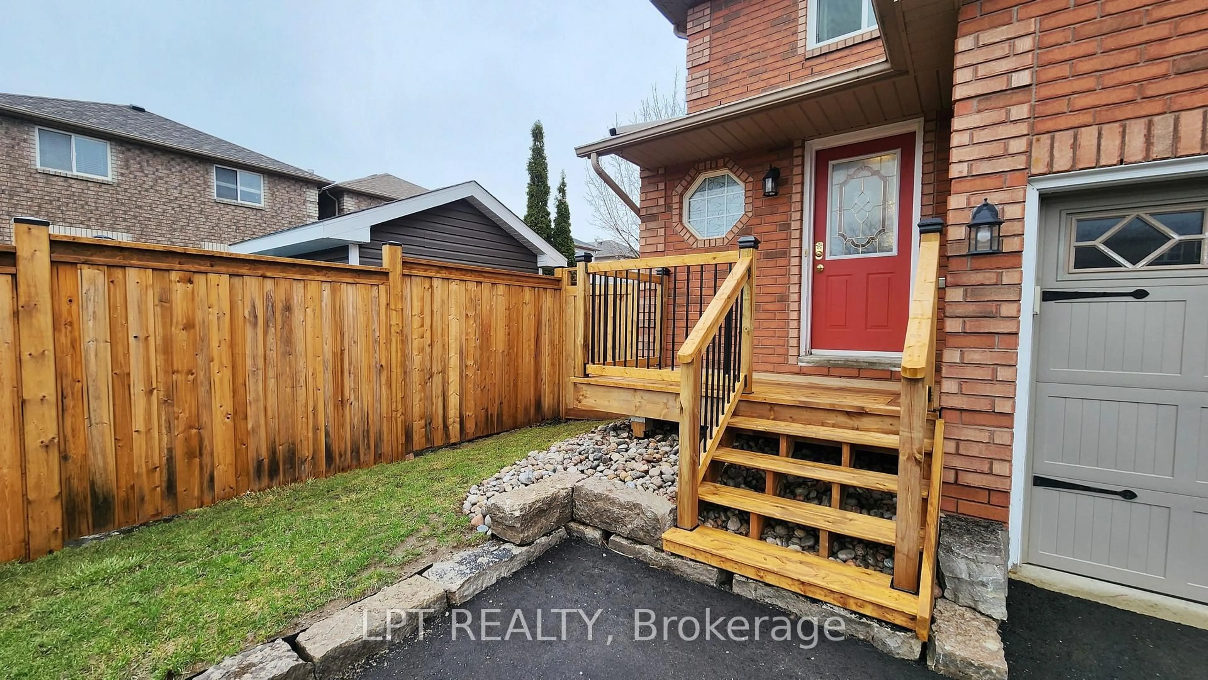 A pic from outside/outdoor area/front of a property/back of a property/a pic from drone, street for 39 Raymond Cres, Barrie Ontario L4N 0X6