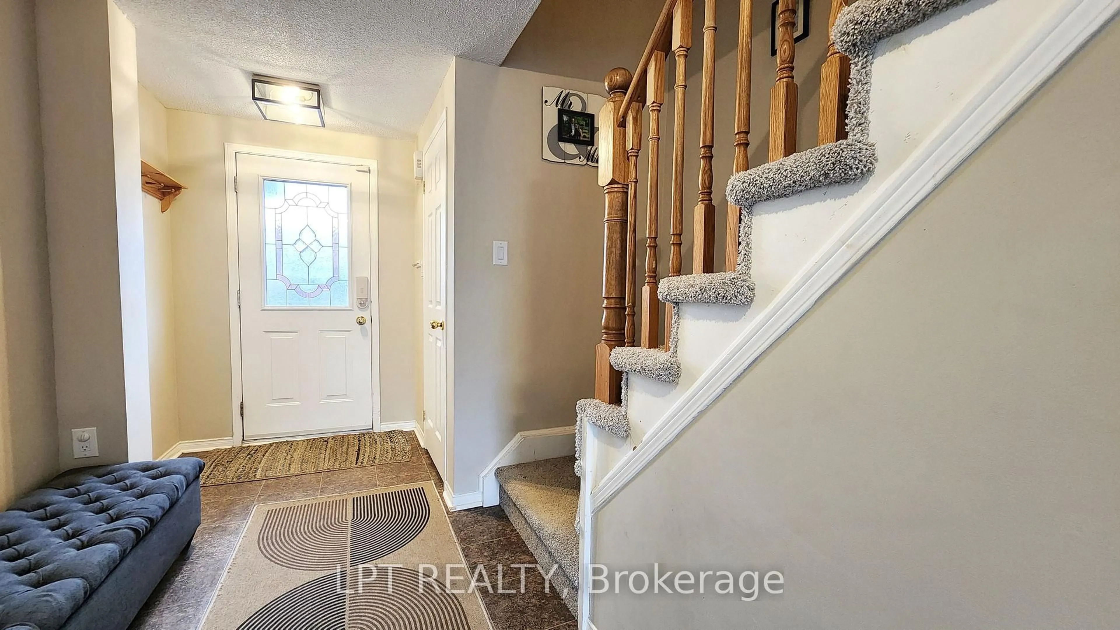 Indoor entryway for 39 Raymond Cres, Barrie Ontario L4N 0X6