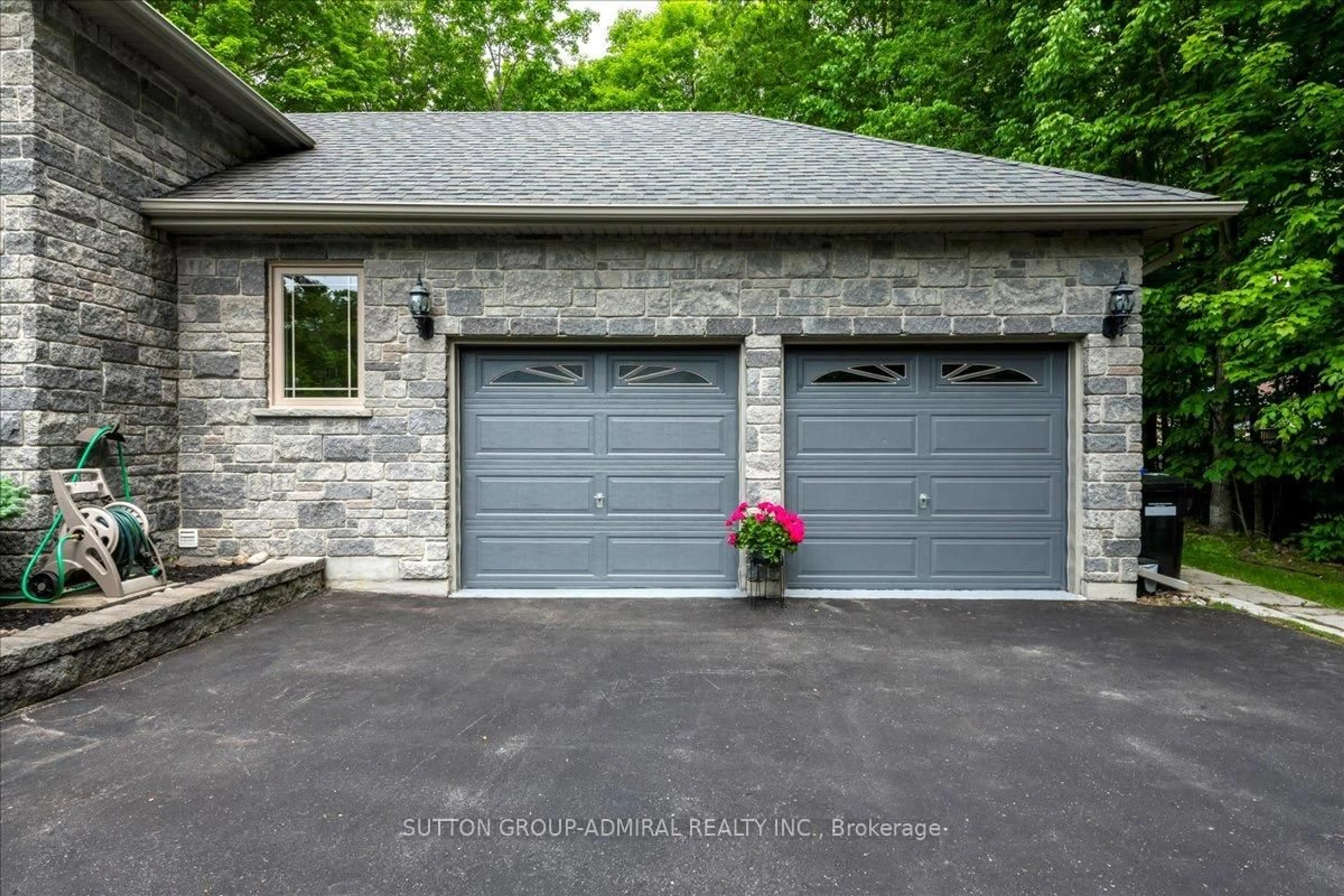 Indoor garage for 79 Forest Circ, Tiny Ontario L9M 0H4