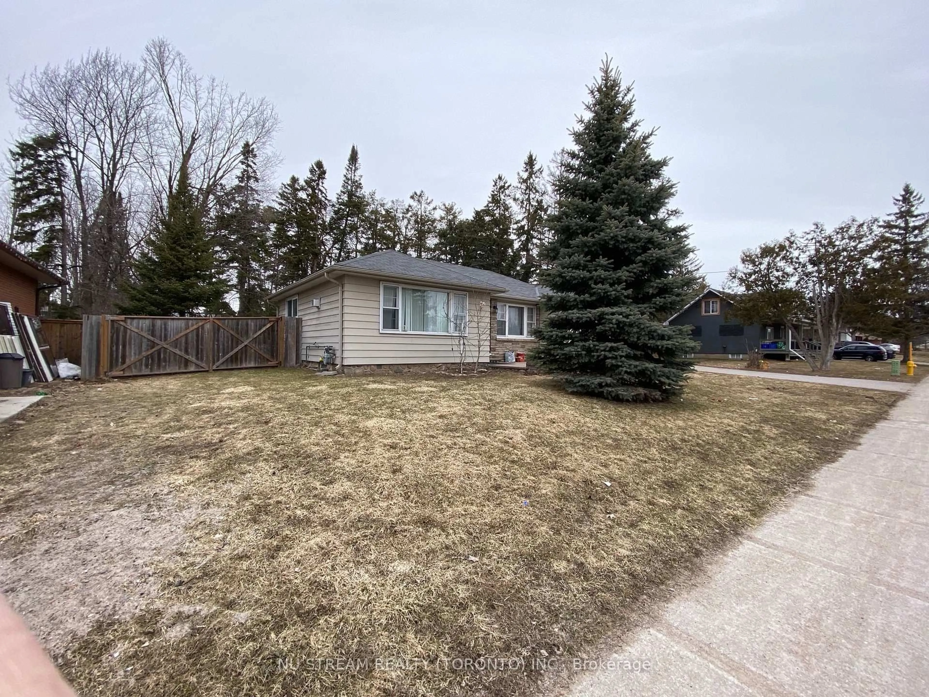 A pic from outside/outdoor area/front of a property/back of a property/a pic from drone, street for 540 Big Bay Point Rd, Barrie Ontario L4N 3Z5