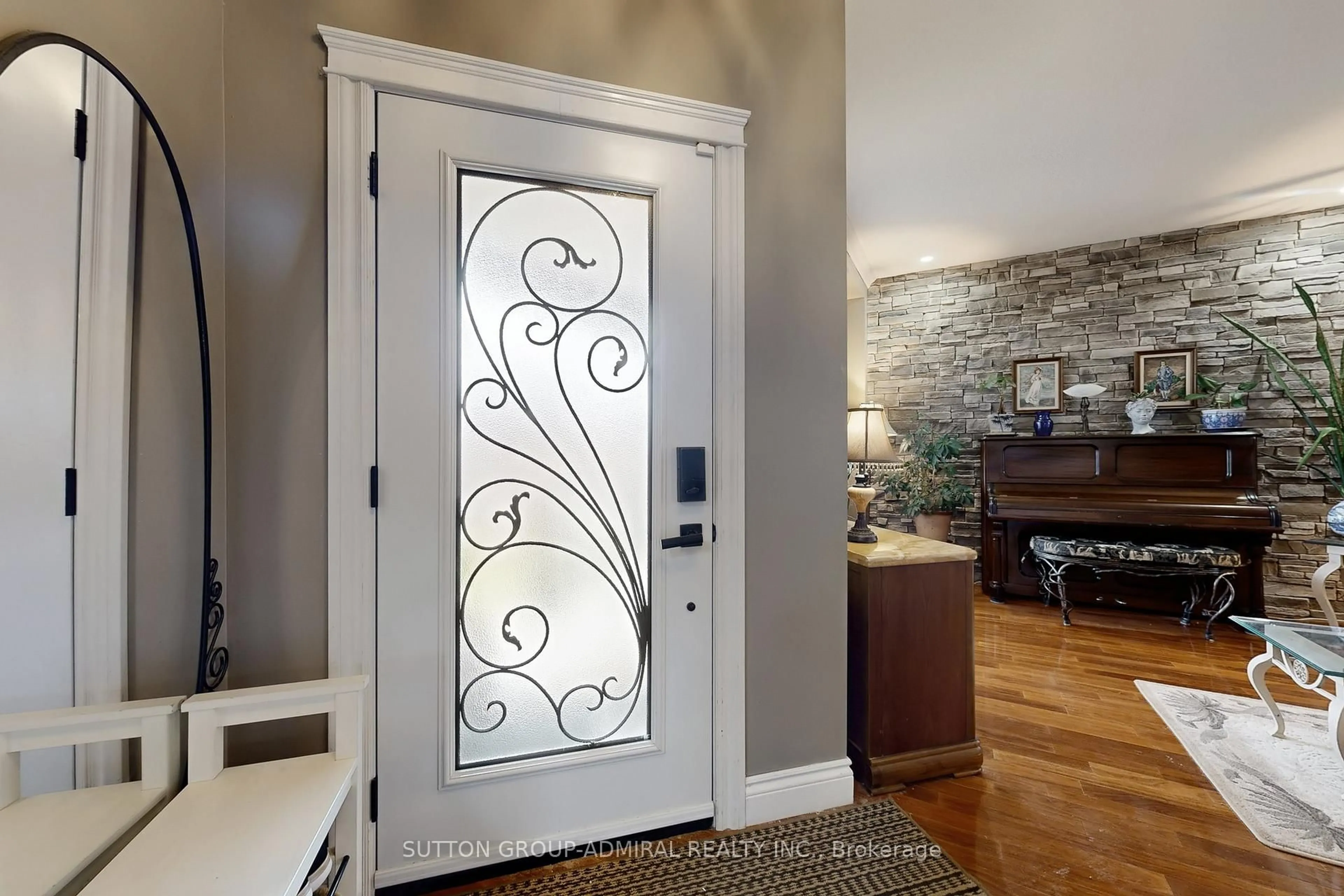 Indoor entryway for 32 Stephanie Lane, Barrie Ontario L4N 0V1