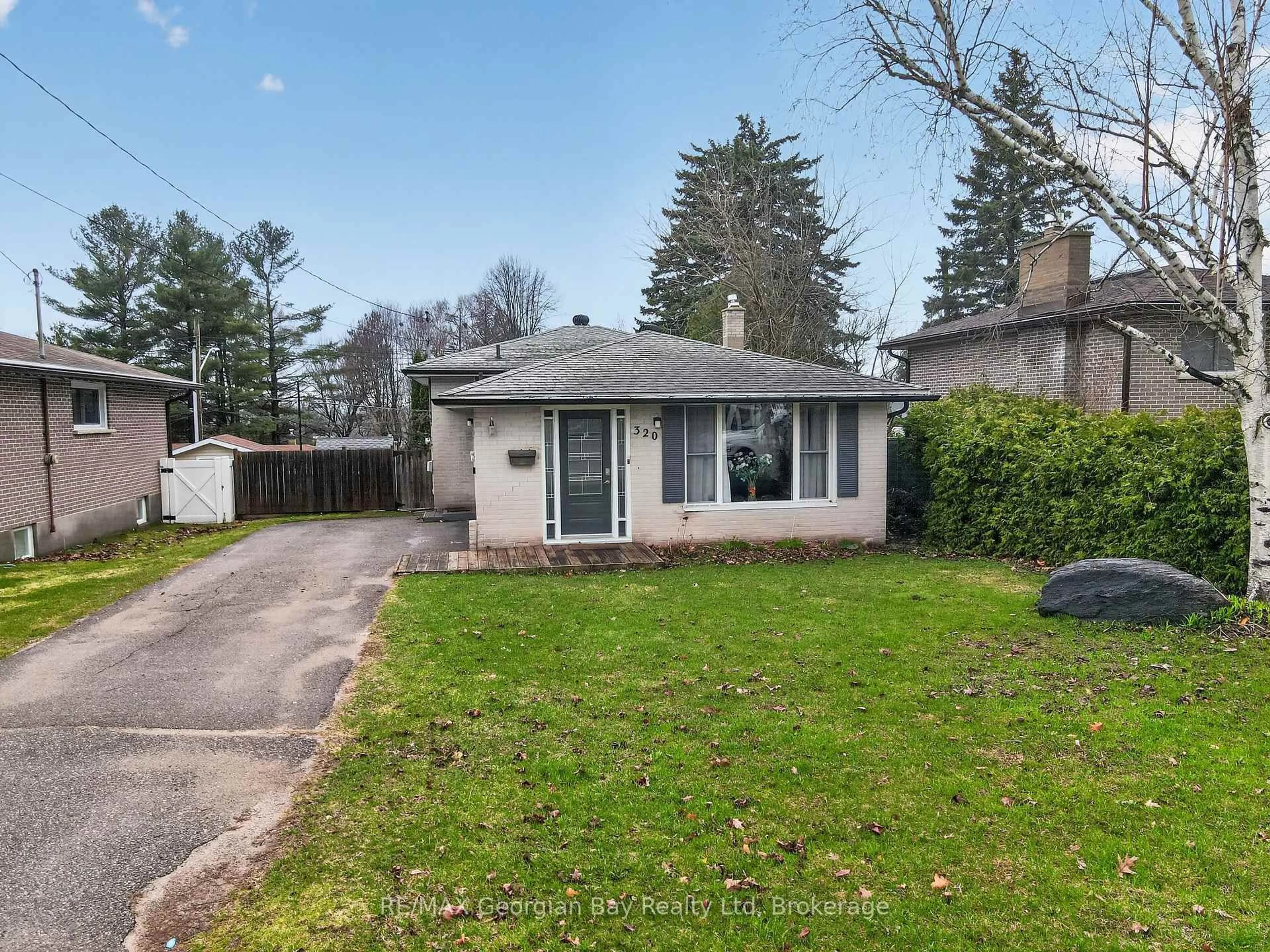 A pic from outside/outdoor area/front of a property/back of a property/a pic from drone, street for 320 Scott St, Midland Ontario L4R 2N1