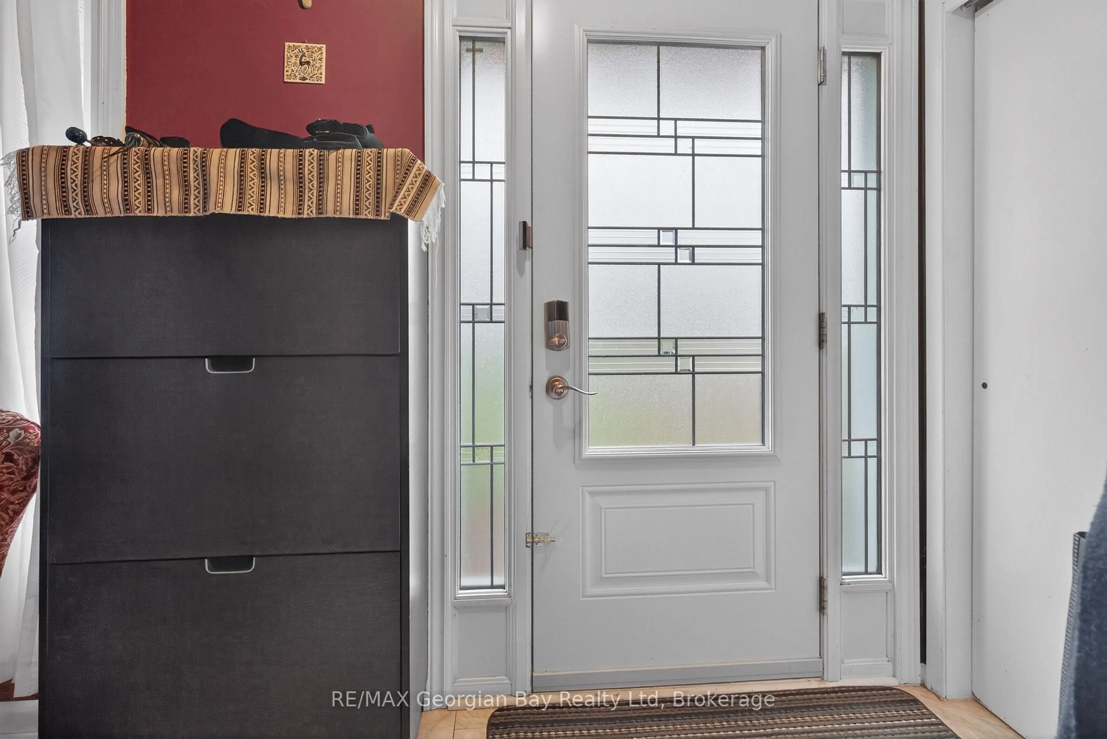 Indoor entryway for 320 Scott St, Midland Ontario L4R 2N1