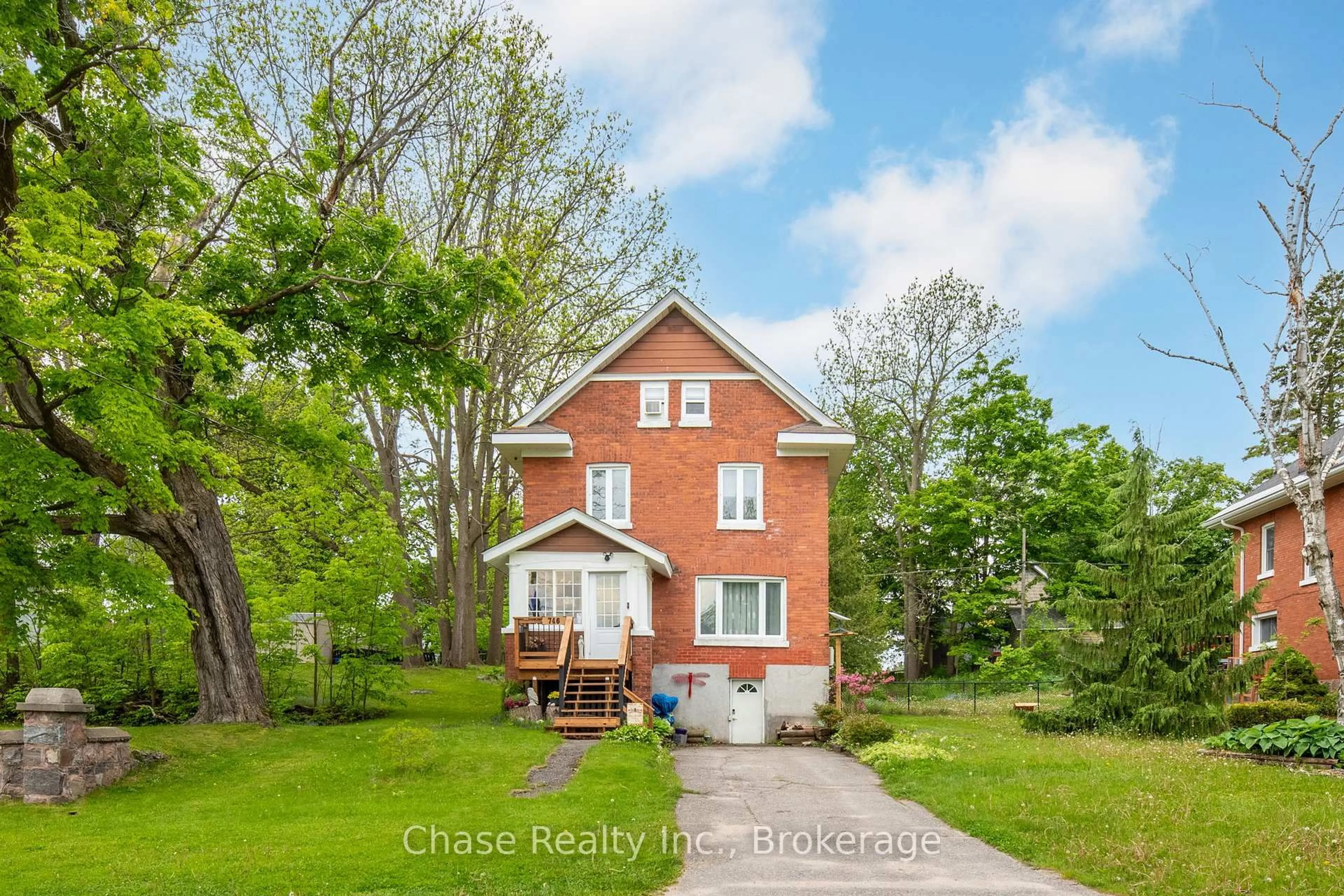 A pic from outside/outdoor area/front of a property/back of a property/a pic from drone, street for 746 Sixth Ave, Tay Ontario L0K 1R0