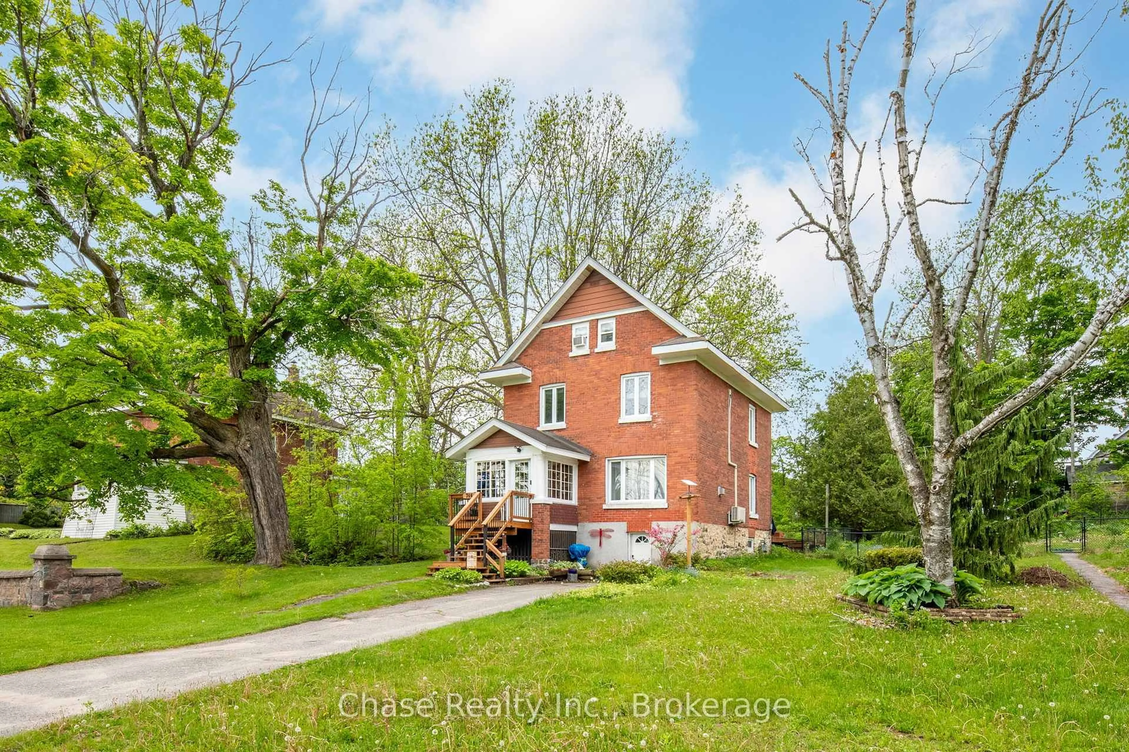 A pic from outside/outdoor area/front of a property/back of a property/a pic from drone, street for 746 Sixth Ave, Tay Ontario L0K 1R0