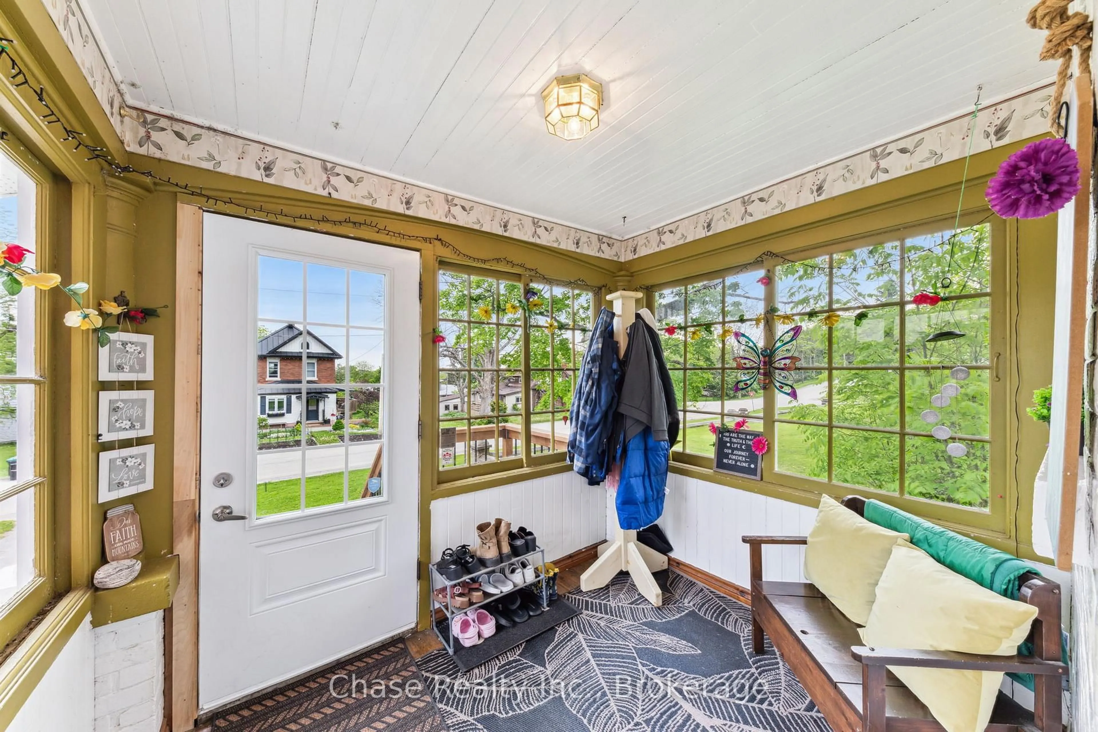 Indoor entryway for 746 Sixth Ave, Tay Ontario L0K 1R0