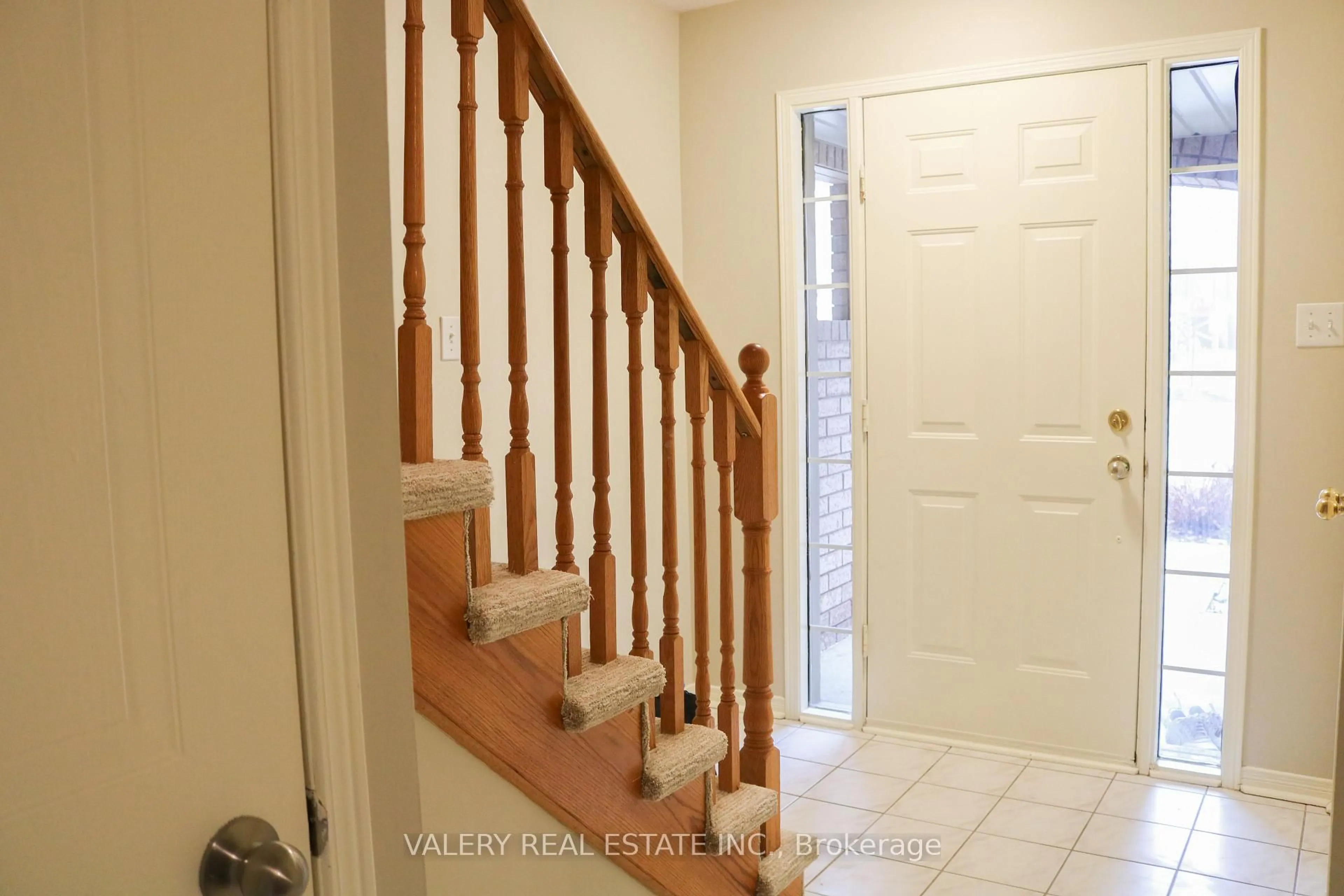 Indoor entryway for 492 Laclie St #14, Orillia Ontario L3V 7V2