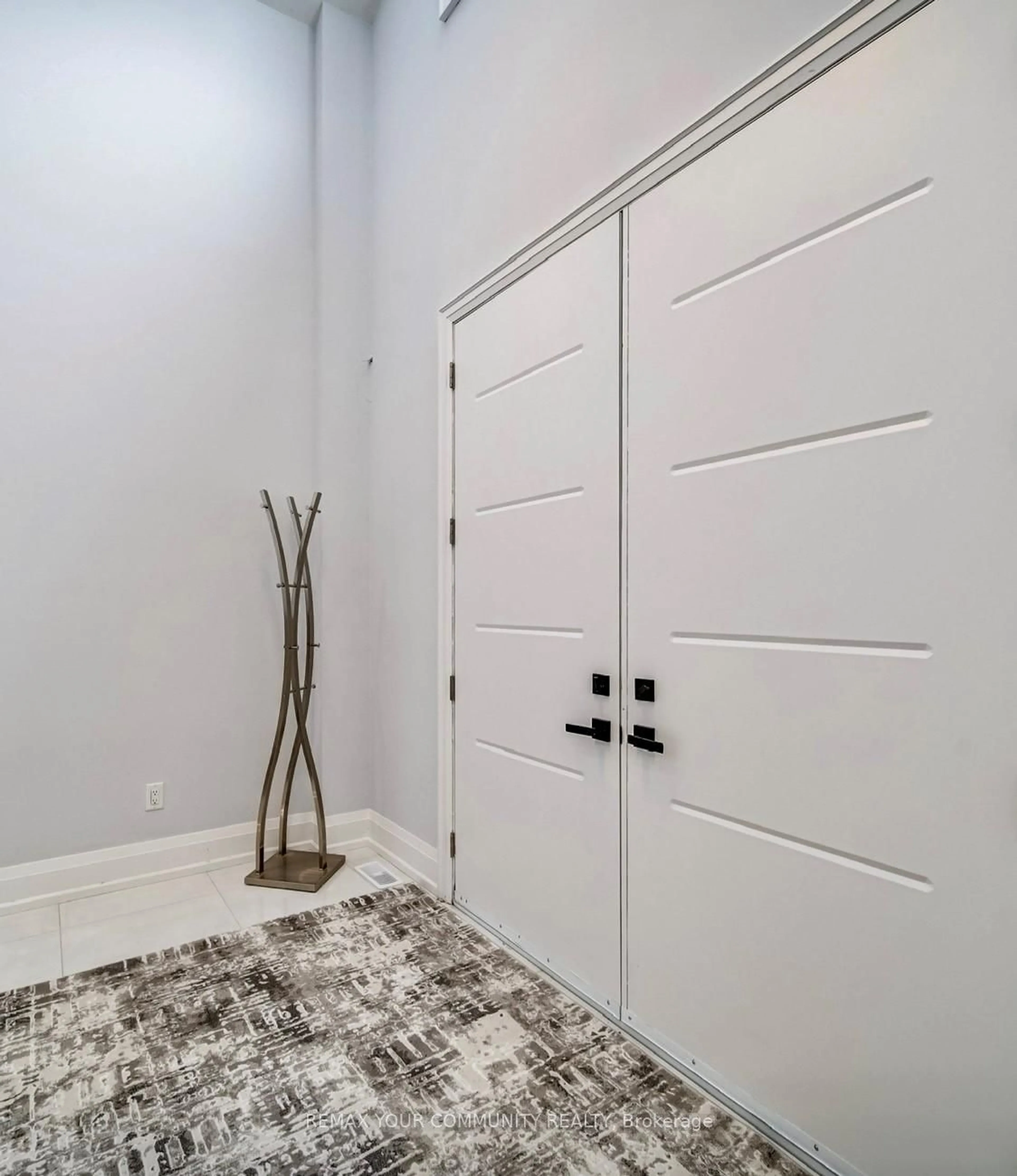 Indoor entryway for 140 58TH St, Wasaga Beach Ontario L9Z 2Z1