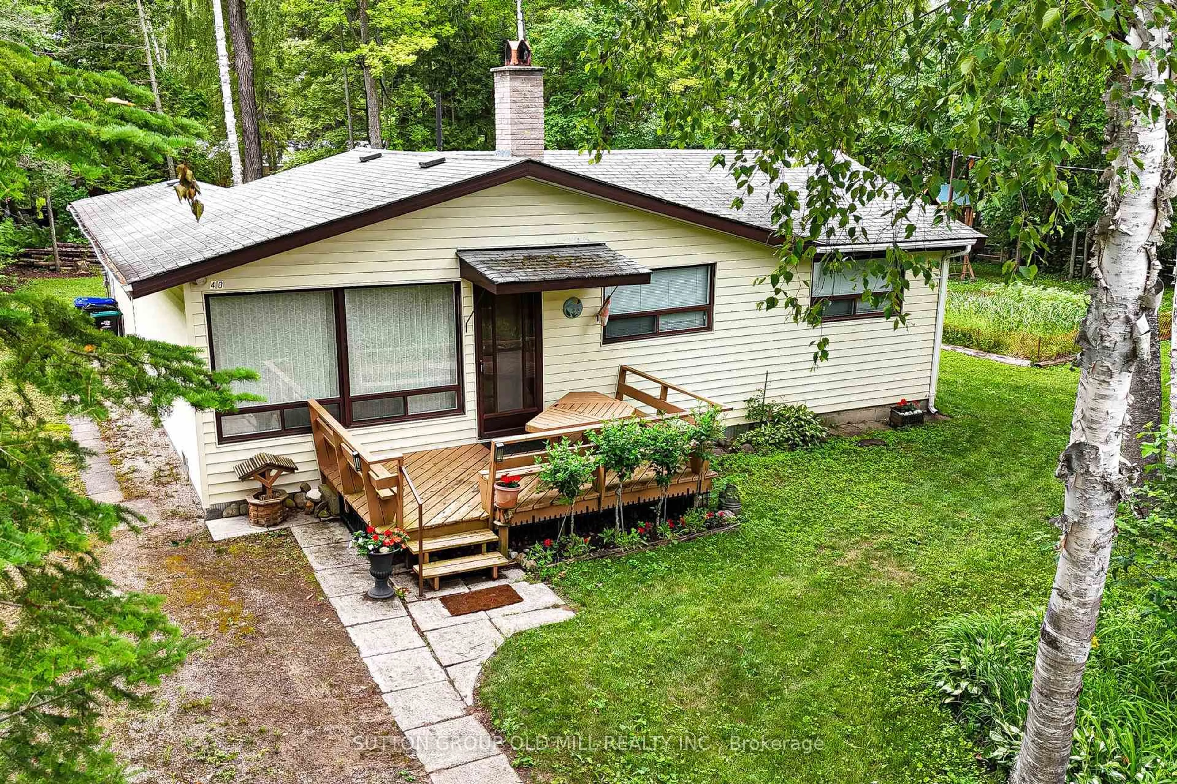 A pic from outside/outdoor area/front of a property/back of a property/a pic from drone, street for 42 55th St, Wasaga Beach Ontario L9Z 1W9