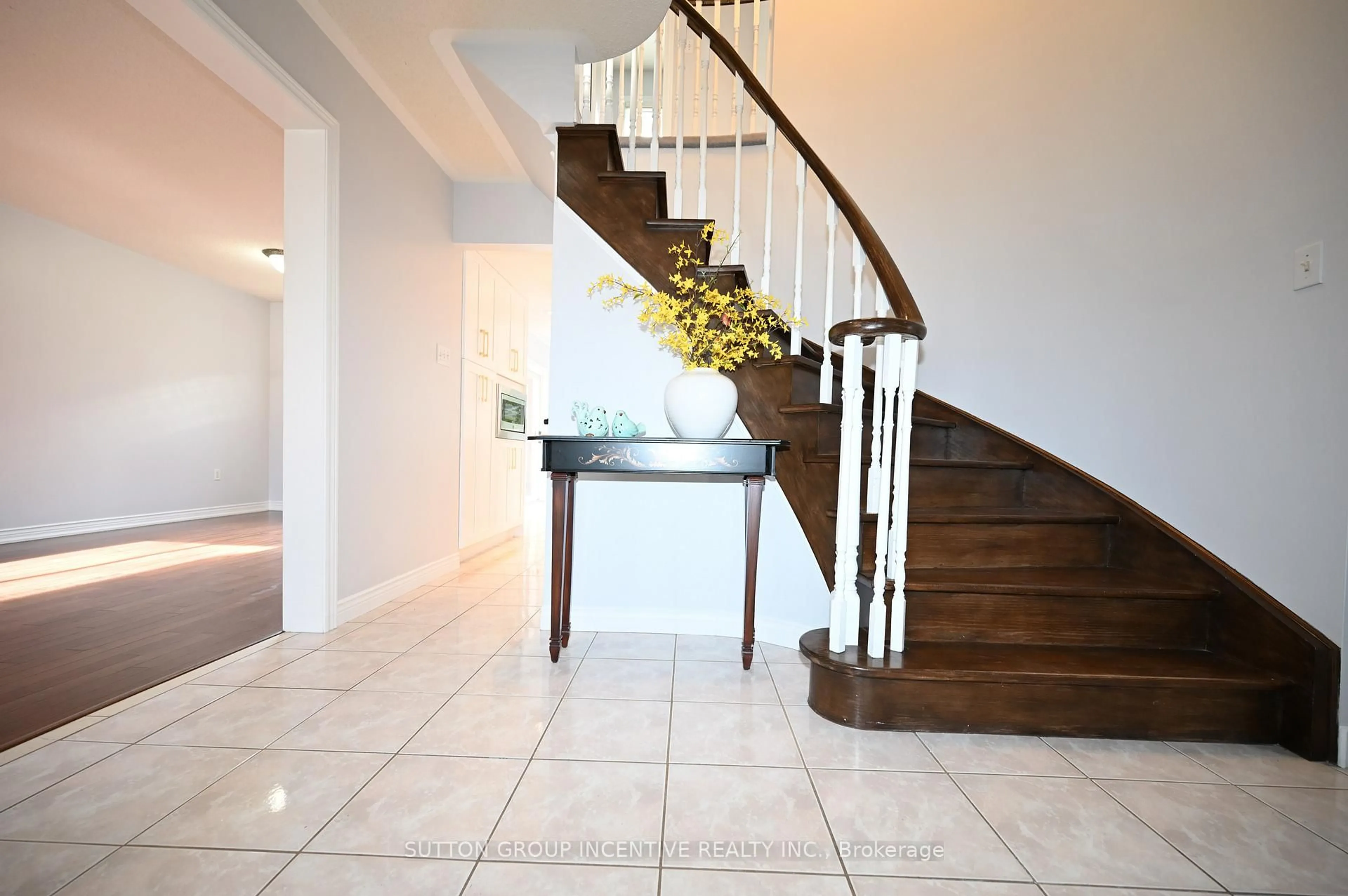 Indoor foyer for 26 Warner Rd, Barrie Ontario L4N 7M5