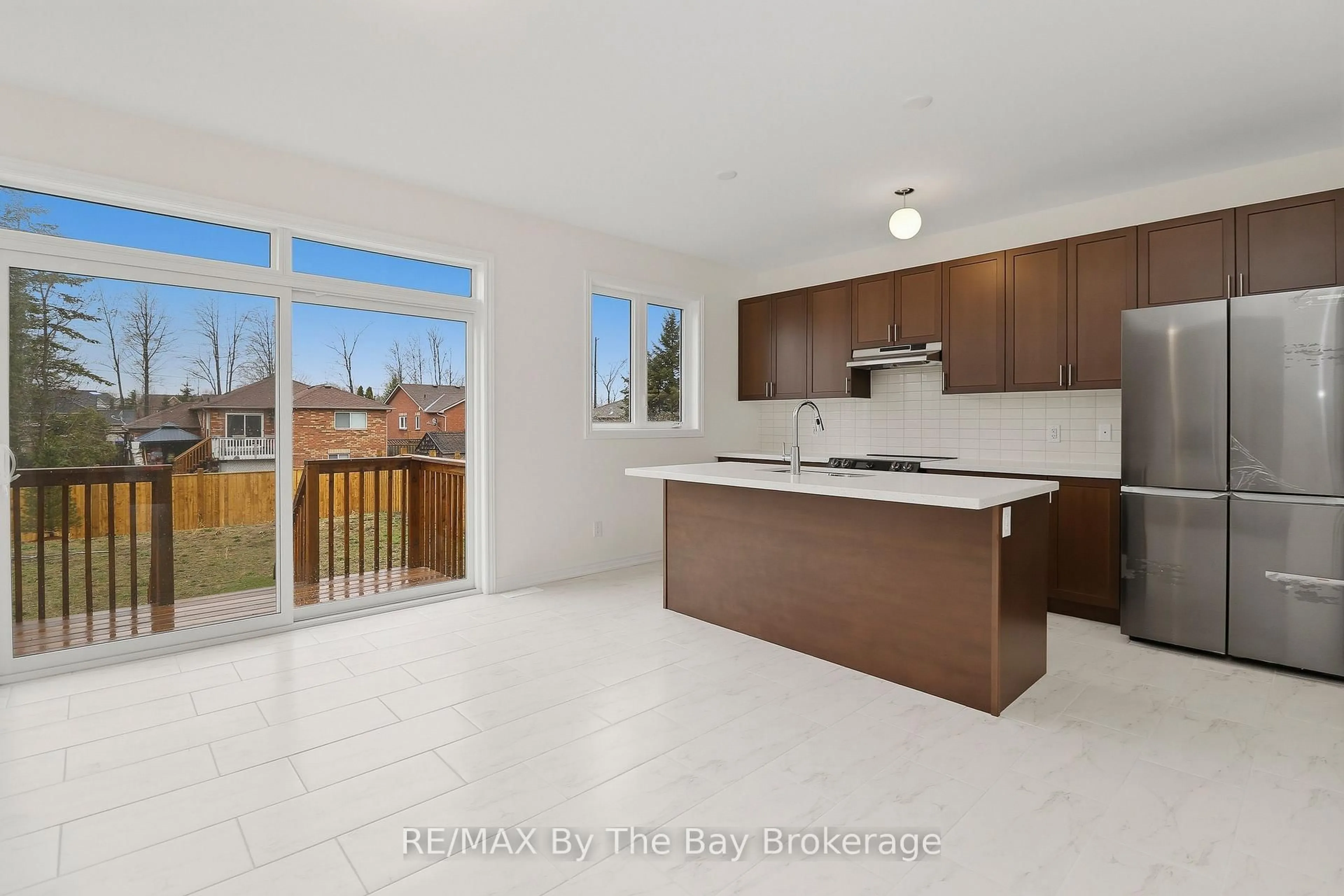 Open concept kitchen, ceramic/tile floor for 15 Beatrice Dr, Wasaga Beach Ontario L9Z 0L3