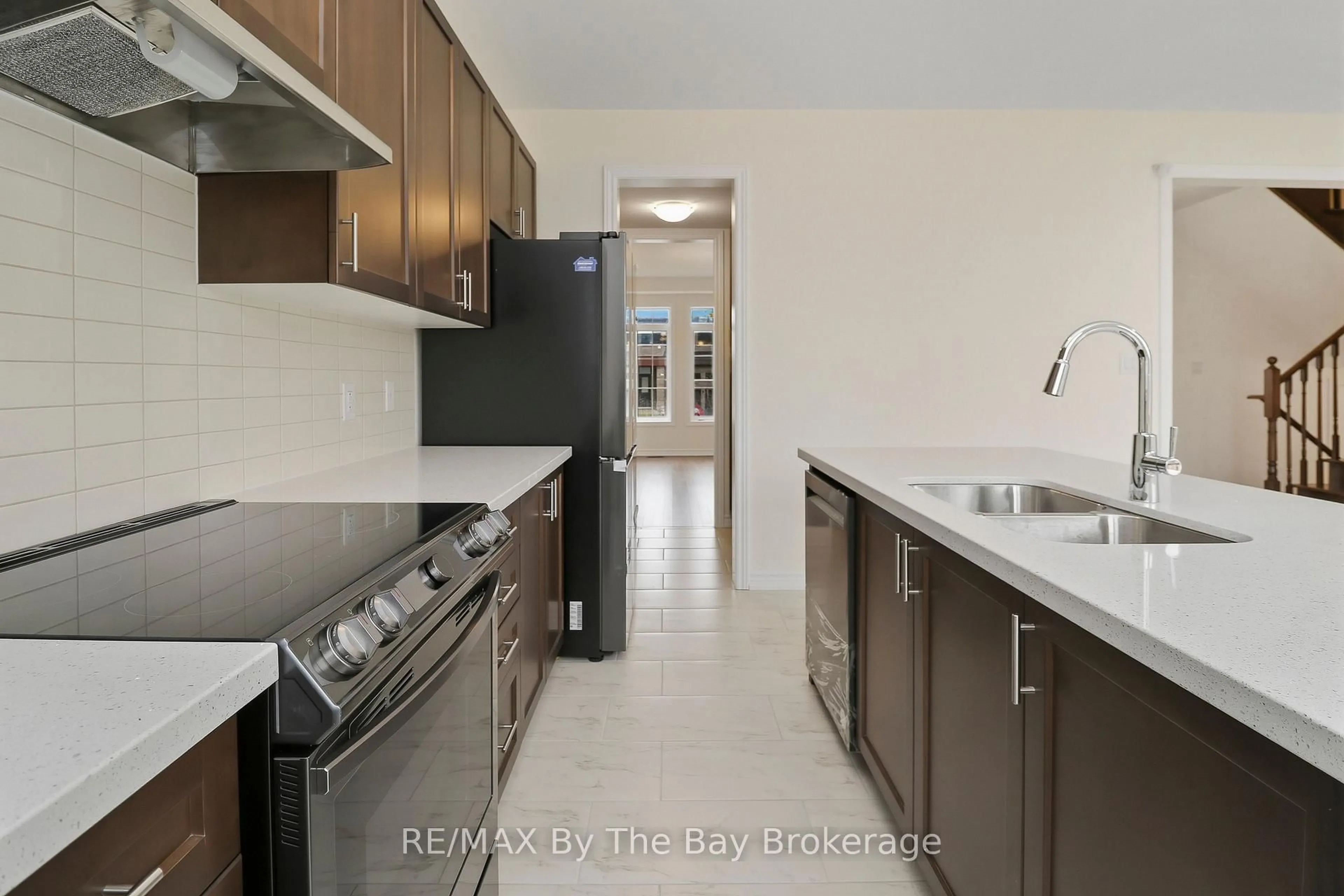 Standard kitchen, ceramic/tile floor for 15 Beatrice Dr, Wasaga Beach Ontario L9Z 0L3