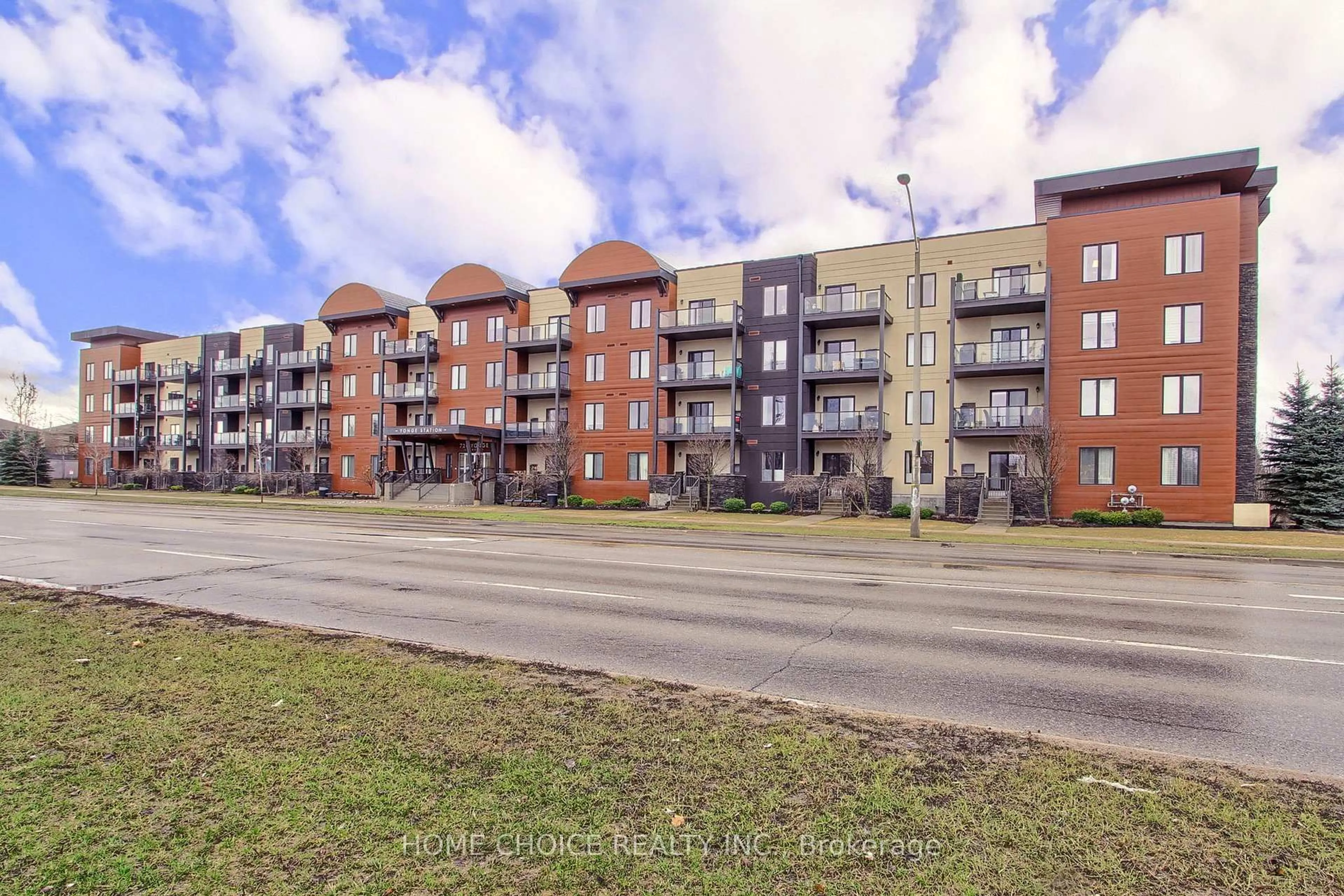 A pic from outside/outdoor area/front of a property/back of a property/a pic from drone, building for 720 YONGE St #301, Barrie Ontario L9J 0G9