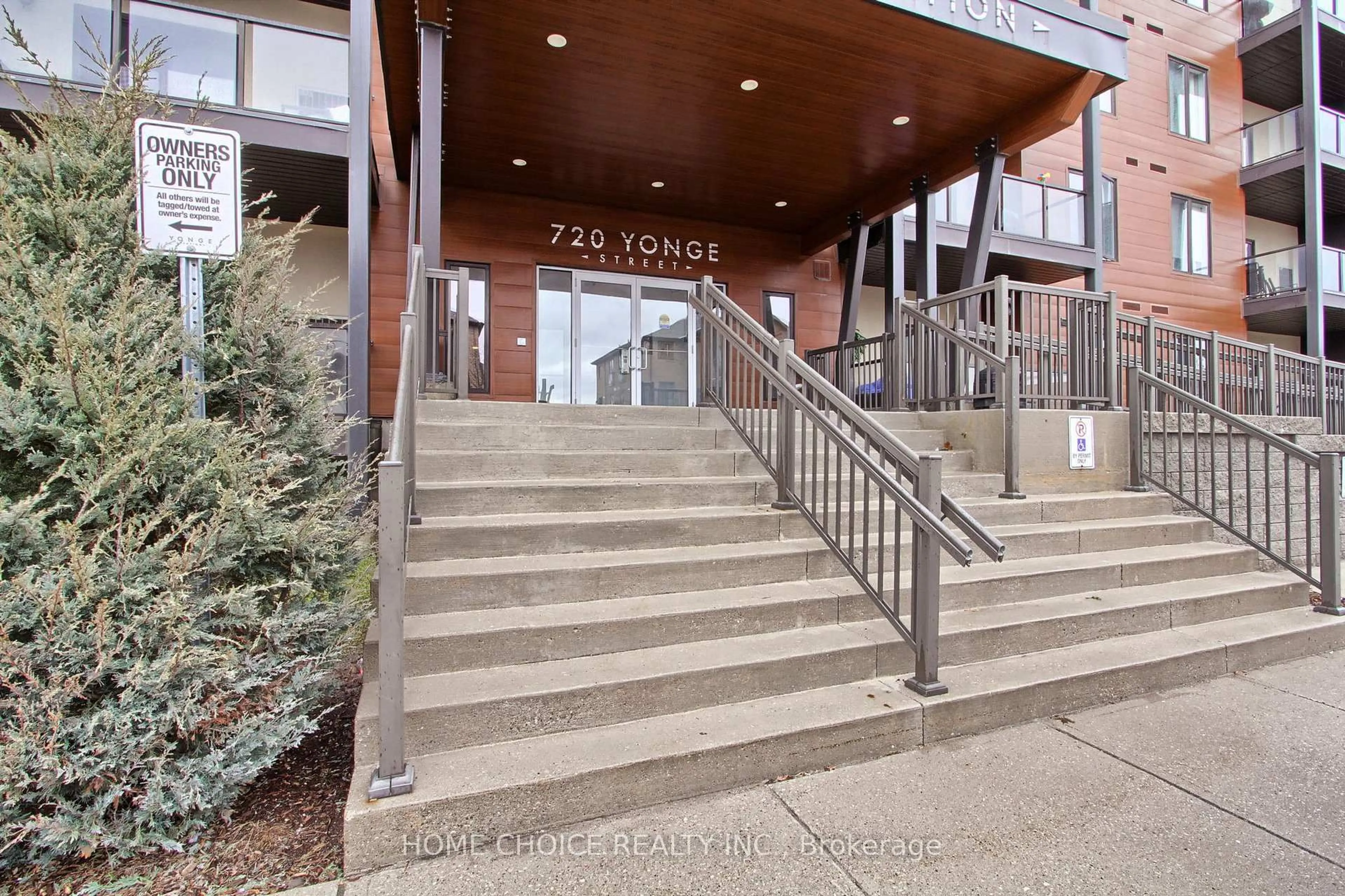 Indoor foyer for 720 YONGE St #301, Barrie Ontario L9J 0G9
