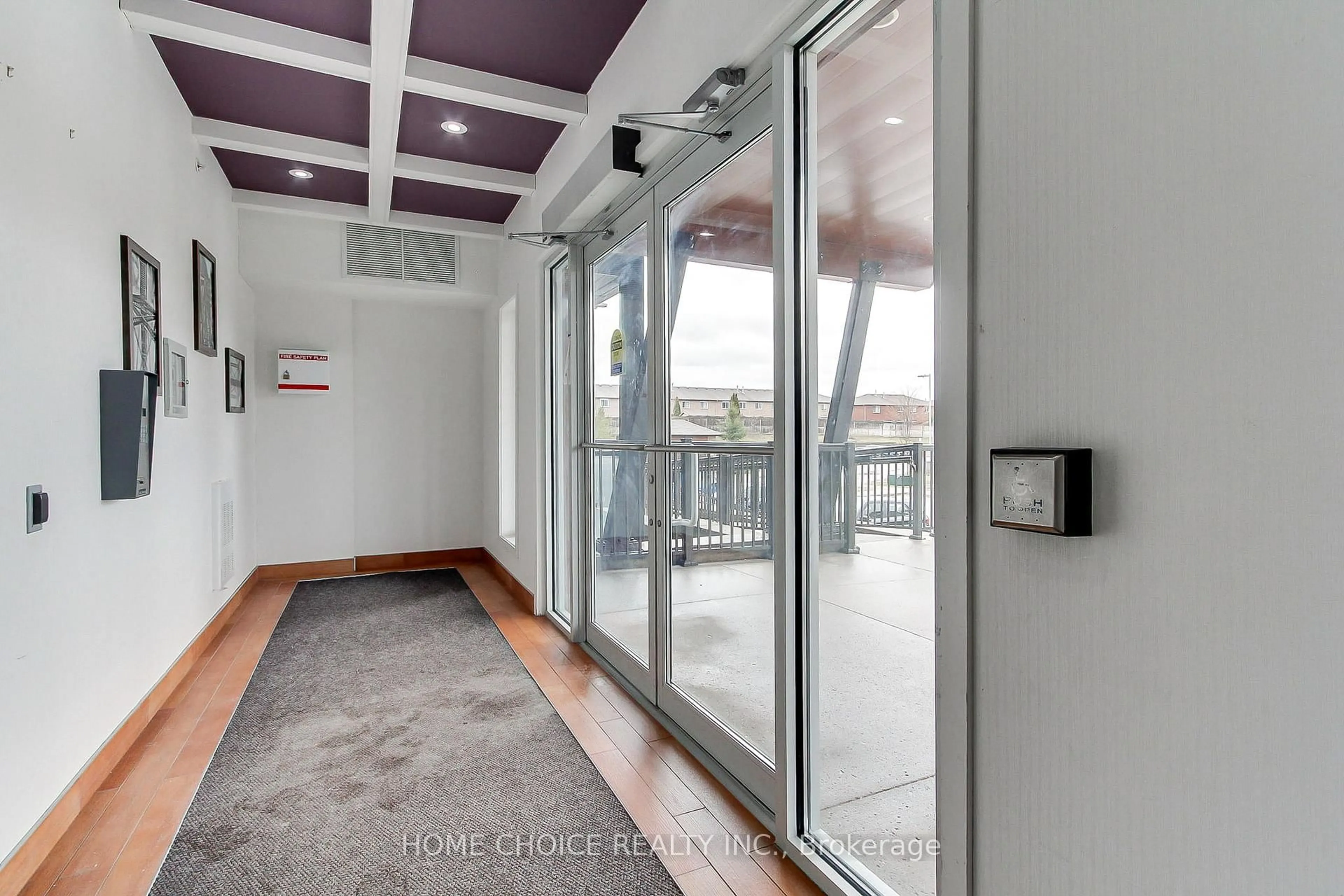 Indoor foyer for 720 YONGE St #301, Barrie Ontario L9J 0G9