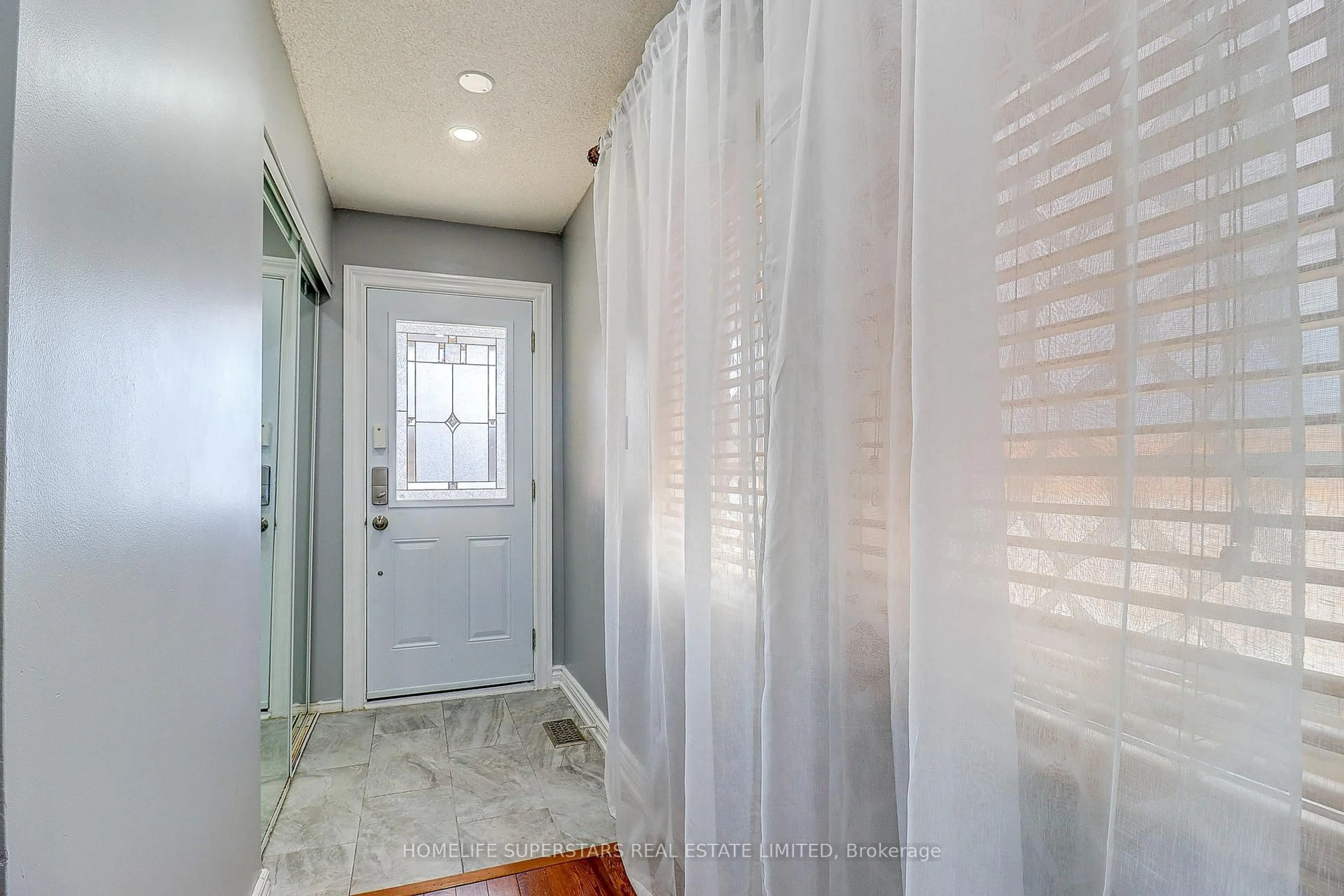 Indoor entryway for 191 Wessenger Dr, Barrie Ontario L4N 8N9