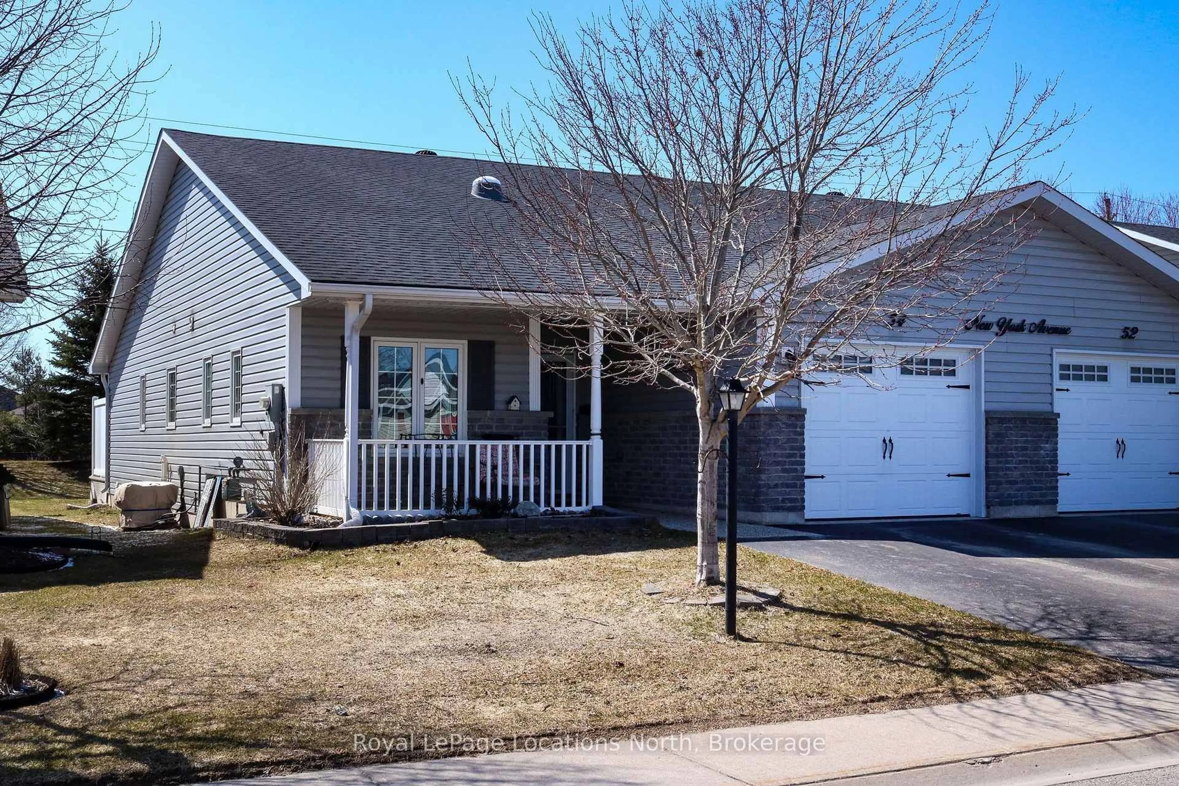 Home with vinyl exterior material, street for 54 New York Ave, Wasaga Beach Ontario L9Z 3A8