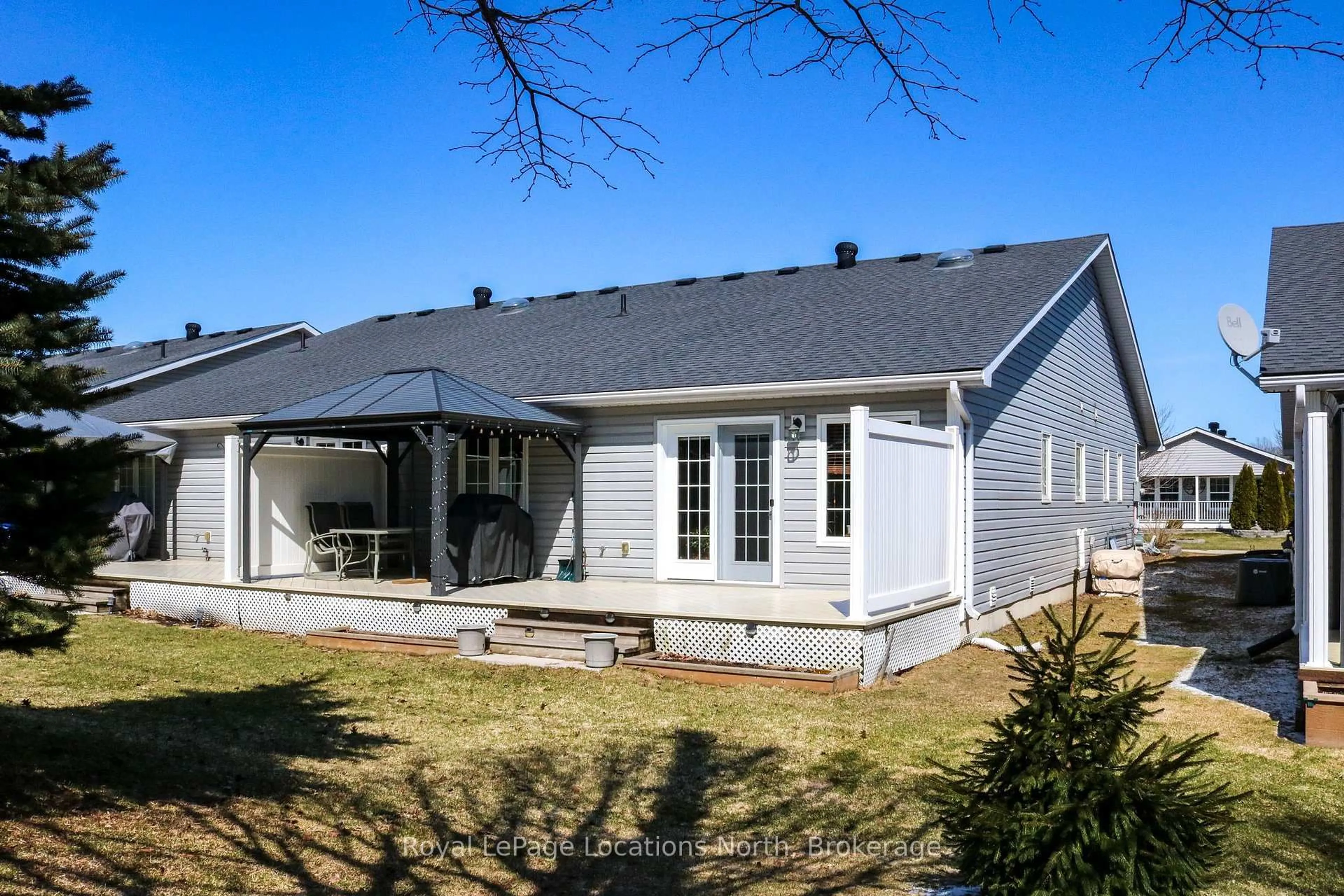 Home with vinyl exterior material, street for 54 New York Ave, Wasaga Beach Ontario L9Z 3A8