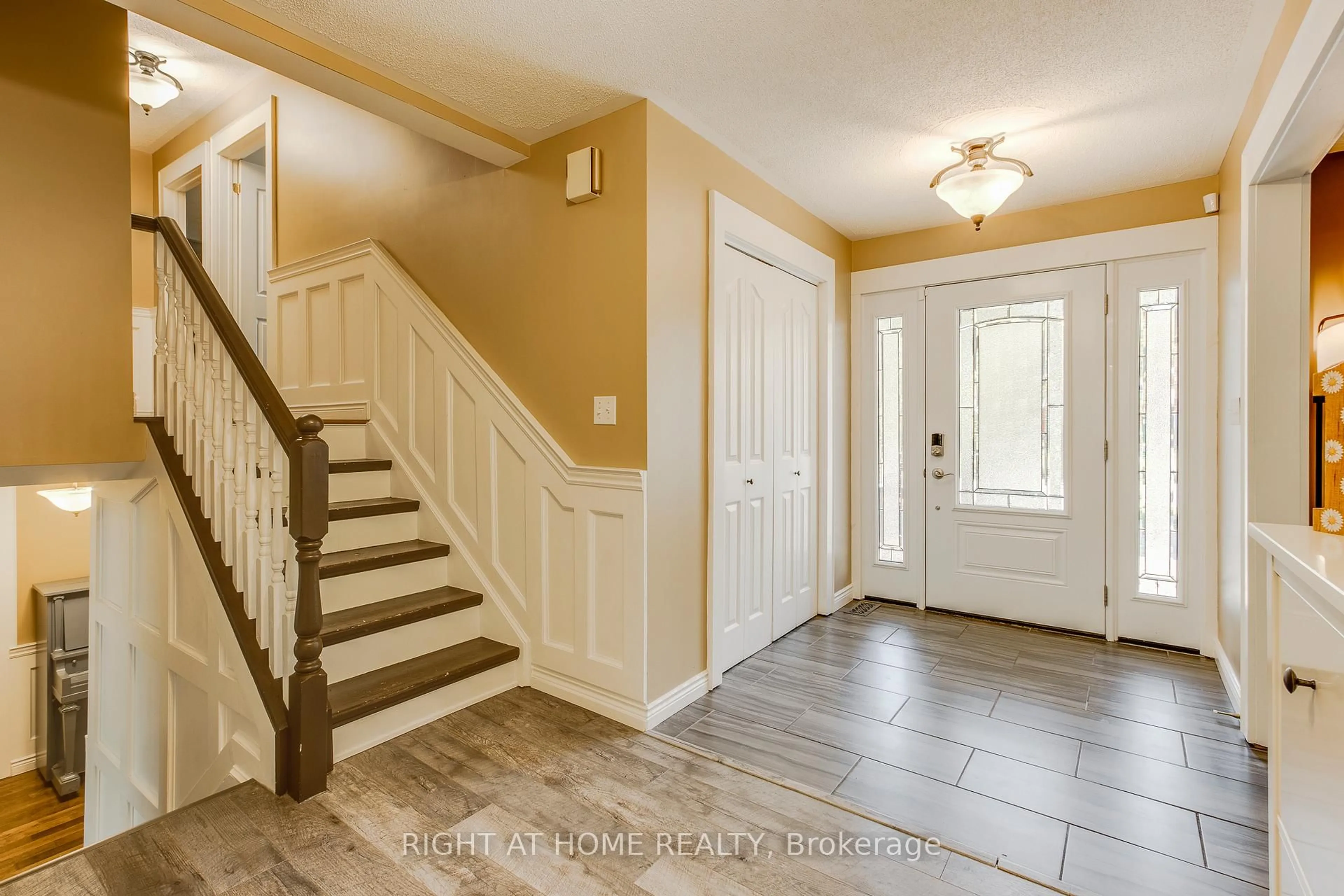 Indoor entryway for 119 Timcourt Dr, Tiny Ontario L9M 0B9