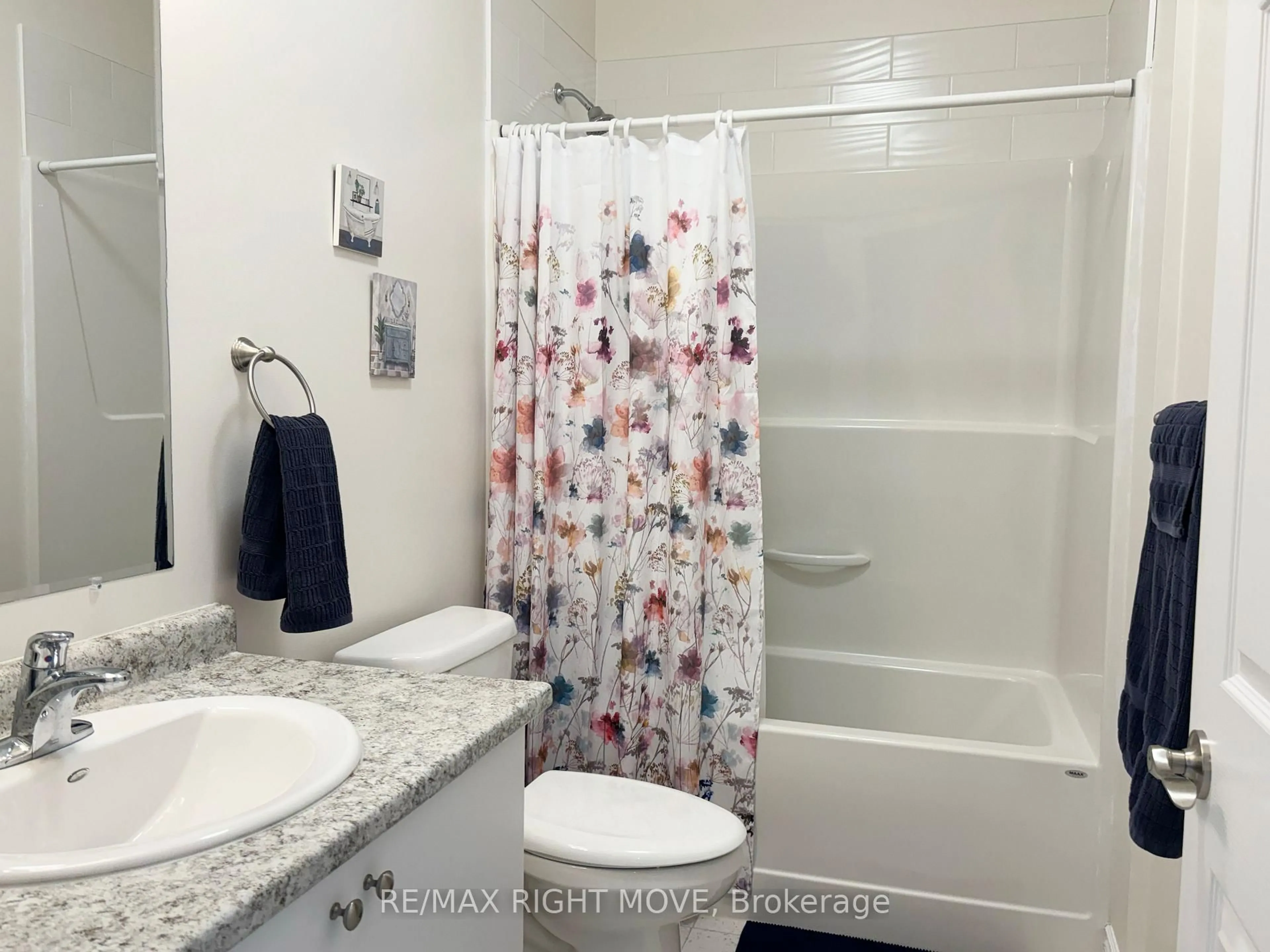 Standard bathroom, ceramic/tile floor for 179 Lucy Lane, Orillia Ontario L3V 0G3