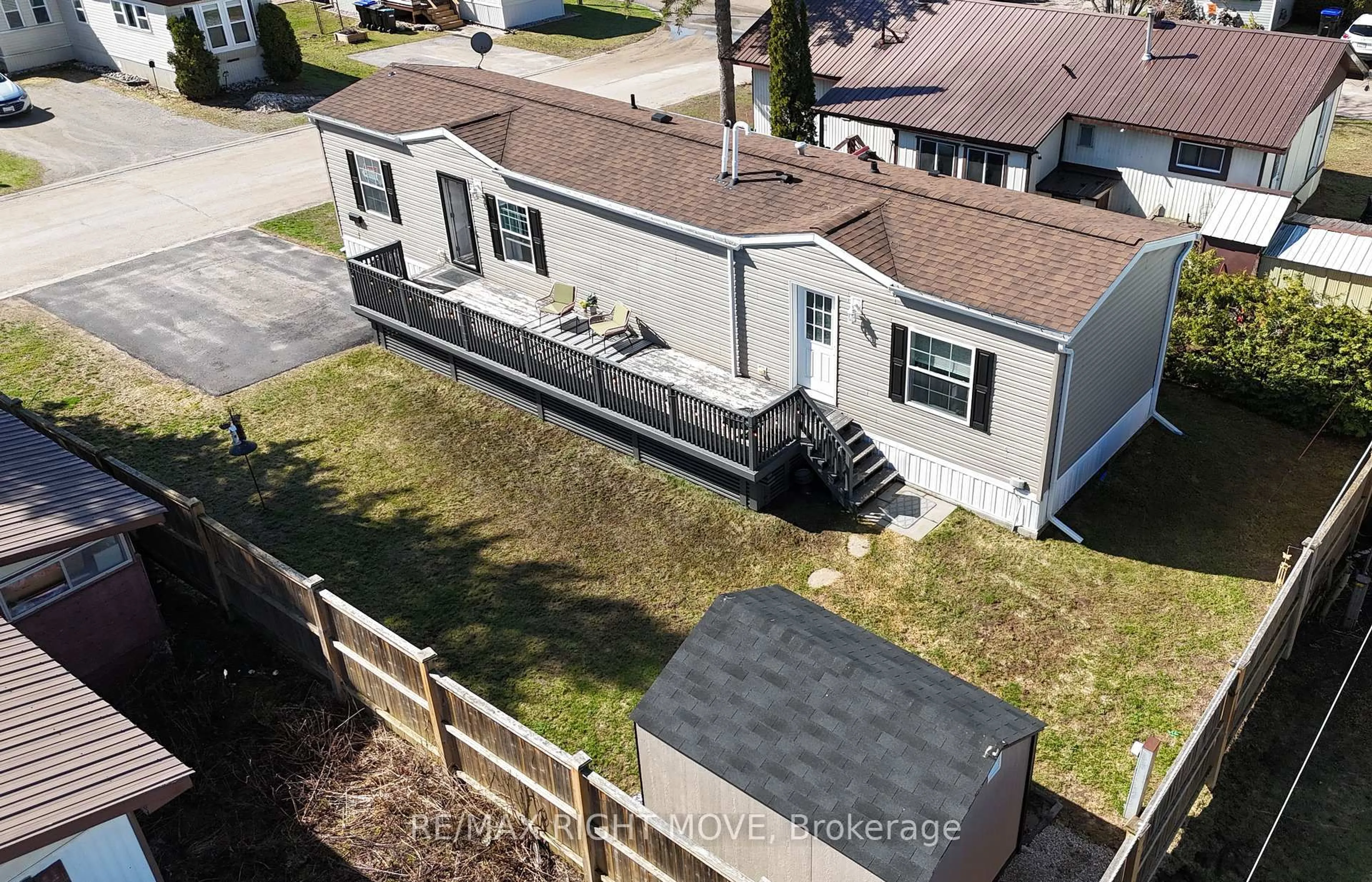 A pic from outside/outdoor area/front of a property/back of a property/a pic from drone, street for 1298 Hilltop Rd, Severn Ontario L3V 0V1