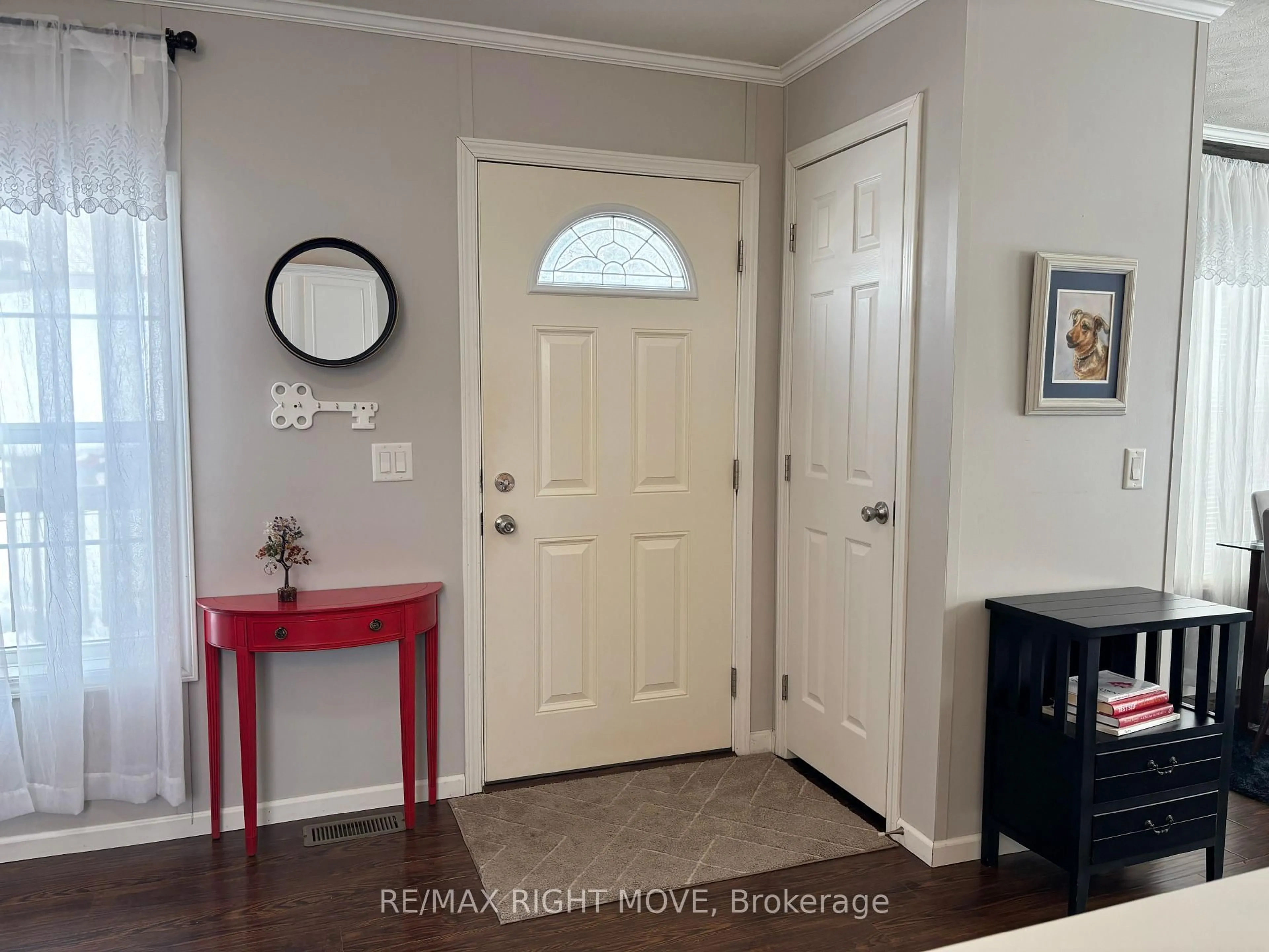 Indoor entryway for 1298 Hilltop Rd, Severn Ontario L3V 0V1