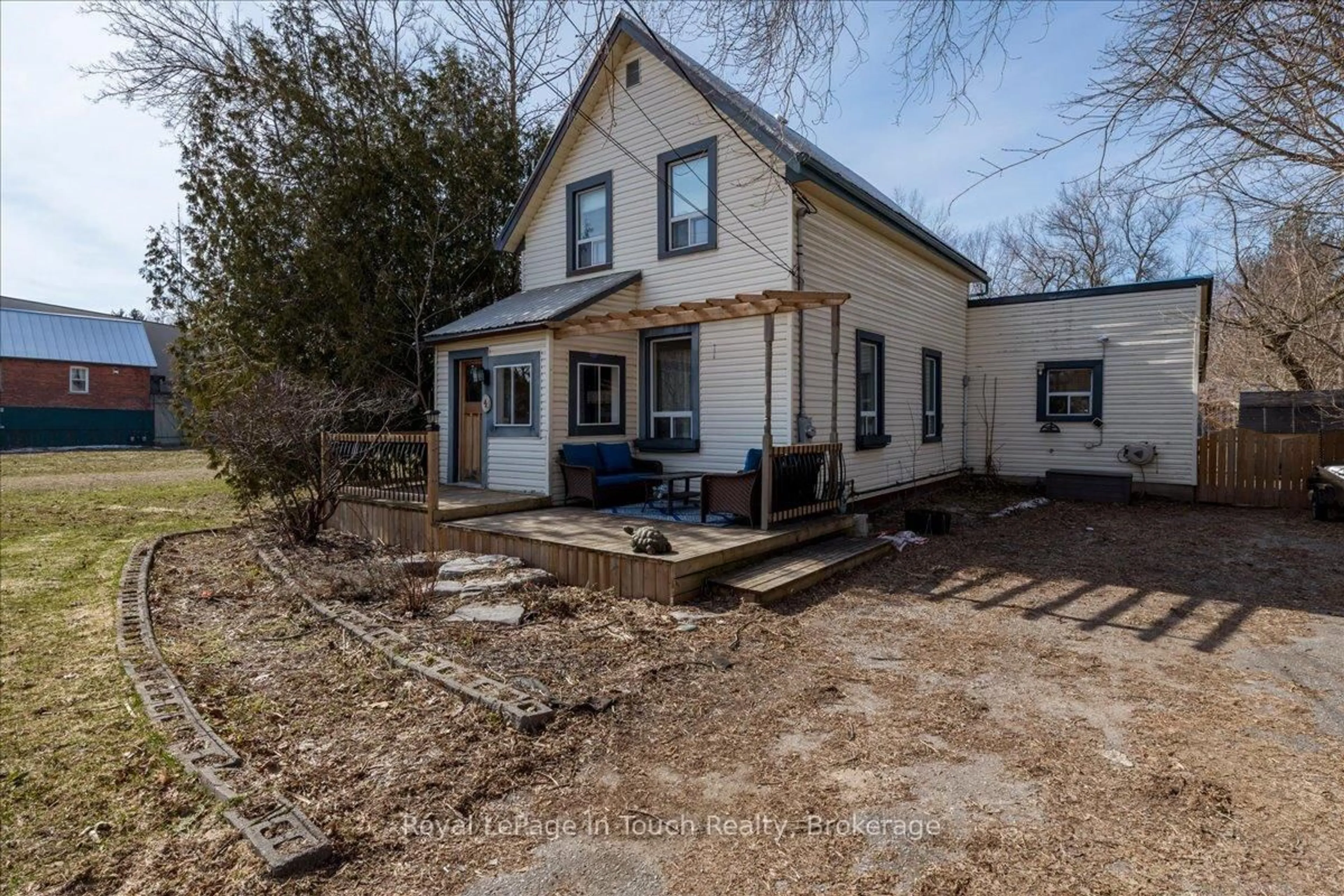 A pic from outside/outdoor area/front of a property/back of a property/a pic from drone, unknown for 4 Gray St, Severn Ontario L0K 1E0