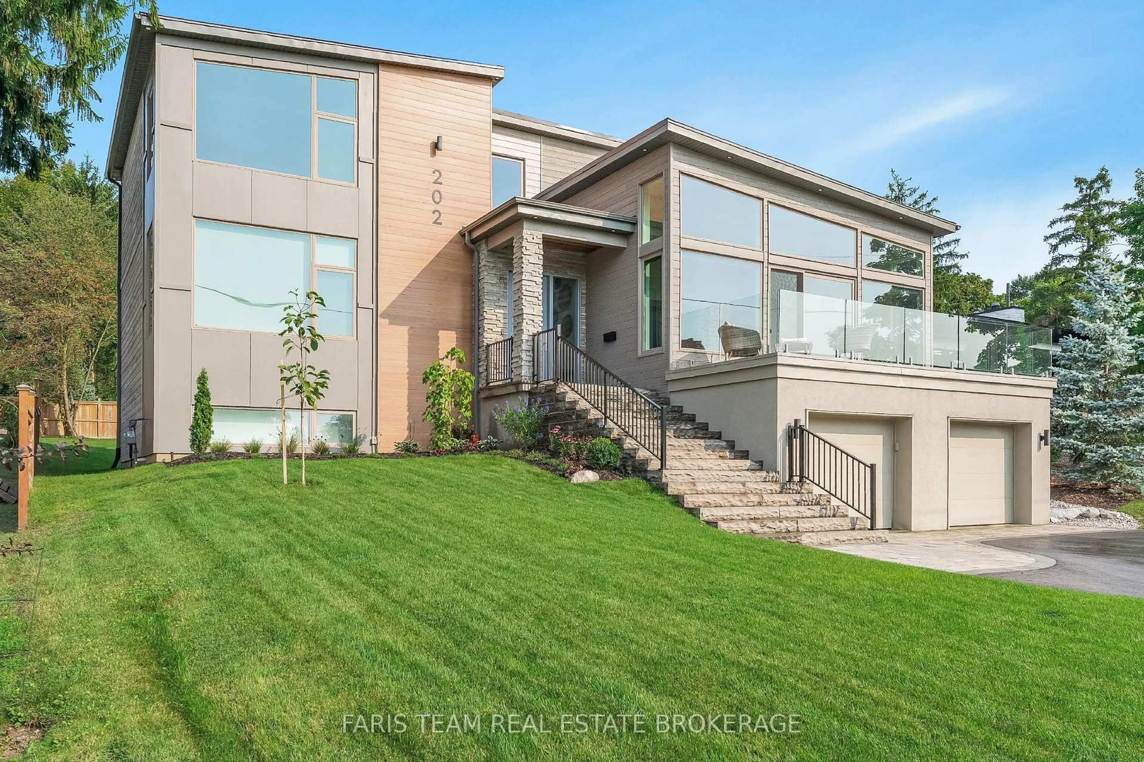 Home with brick exterior material, mountain view for 202 Kempenfelt Dr, Barrie Ontario L4M 1C3