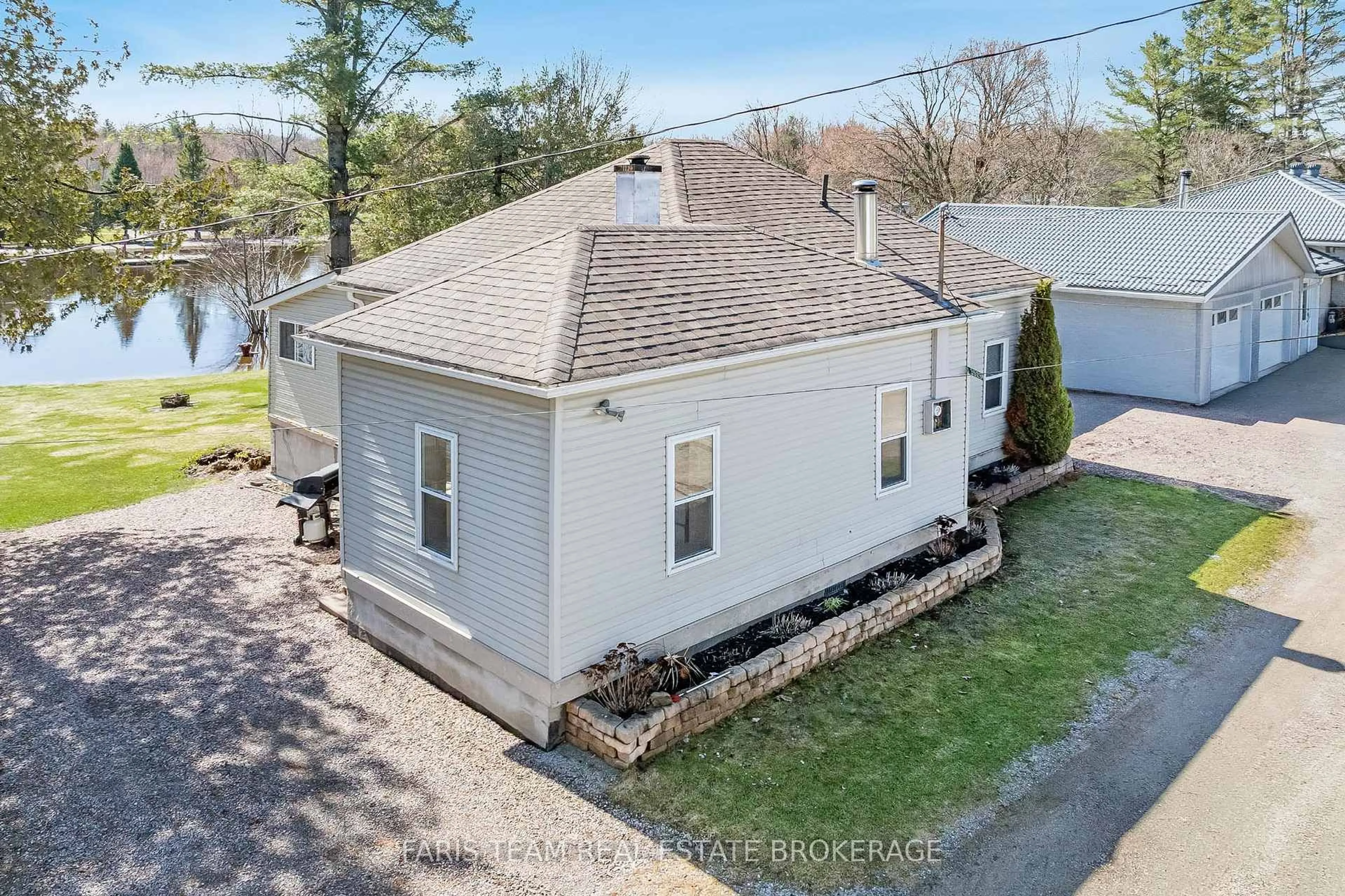 A pic from outside/outdoor area/front of a property/back of a property/a pic from drone, unknown for 3529 Bennett Ave, Severn Ontario P0E 1E0