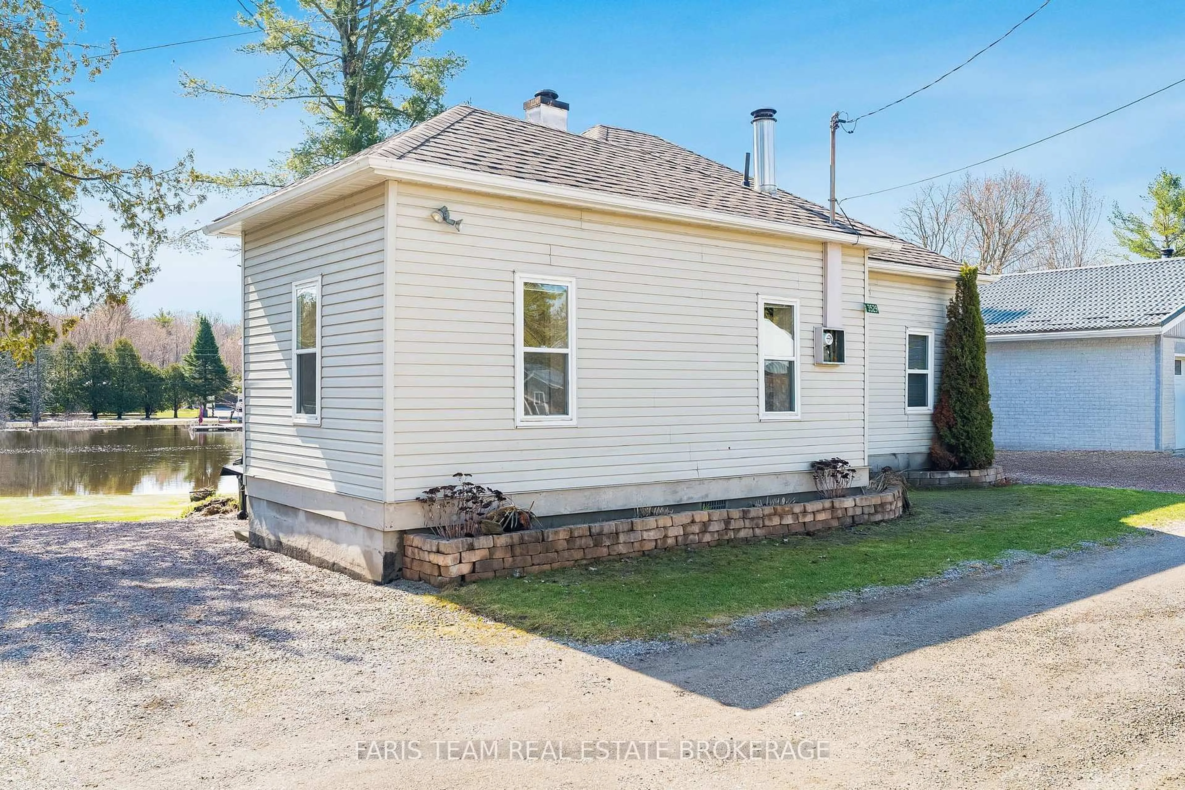 Home with vinyl exterior material, street for 3529 Bennett Ave, Severn Ontario P0E 1E0