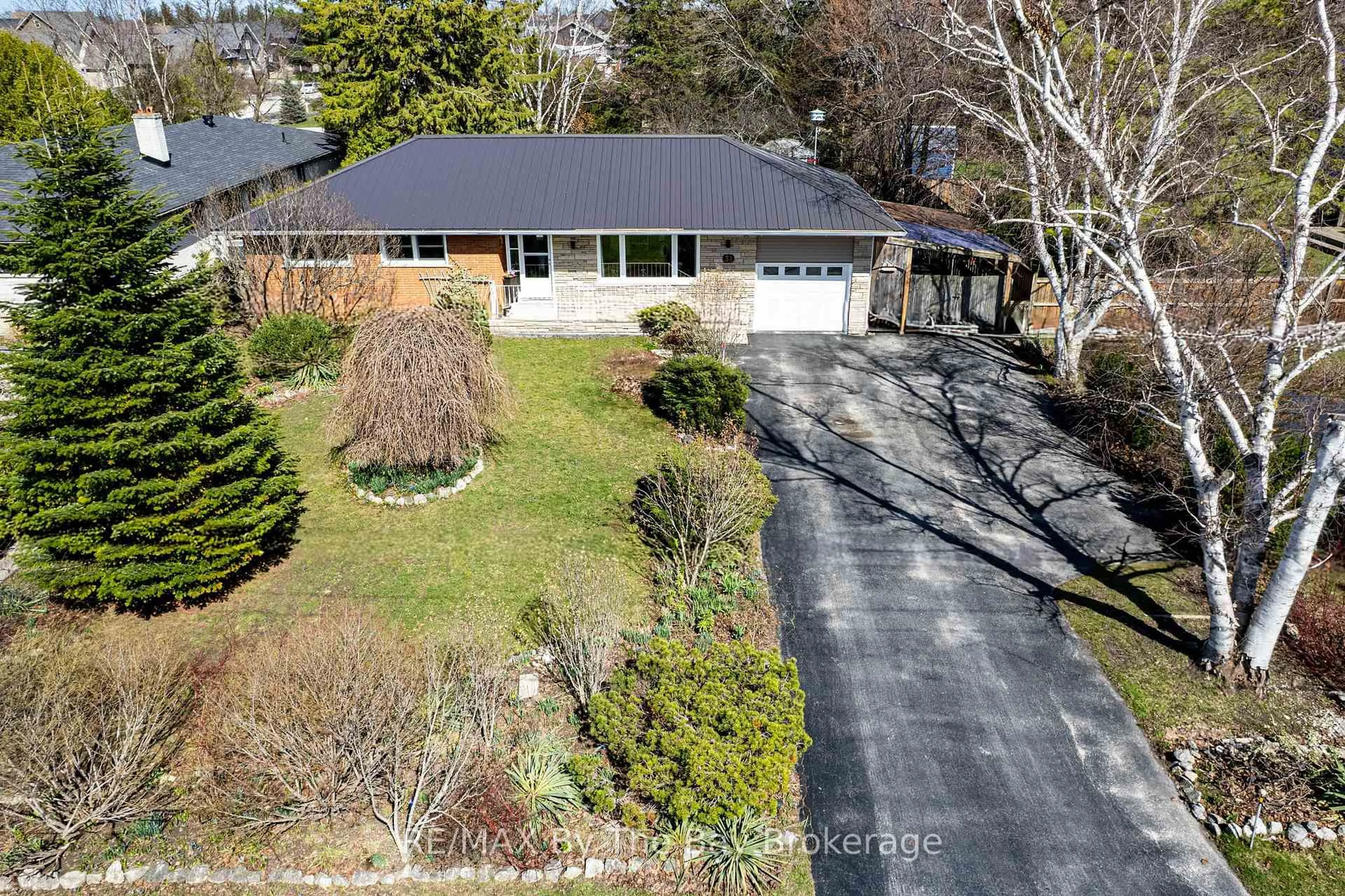 A pic from outside/outdoor area/front of a property/back of a property/a pic from drone, street for 31 Saunders St, Collingwood Ontario L9Y 0G3