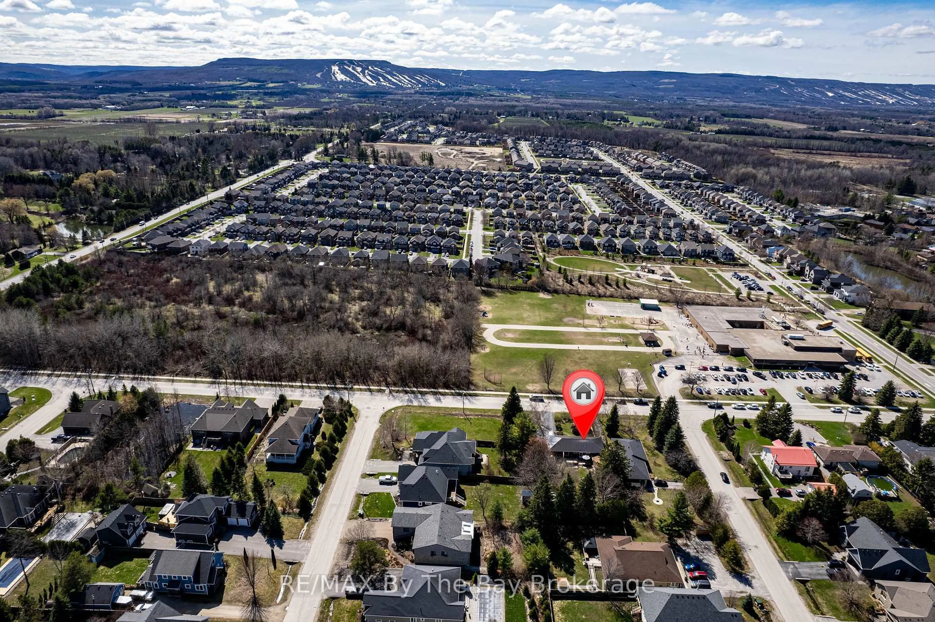 A pic from outside/outdoor area/front of a property/back of a property/a pic from drone, street for 31 Saunders St, Collingwood Ontario L9Y 0G3