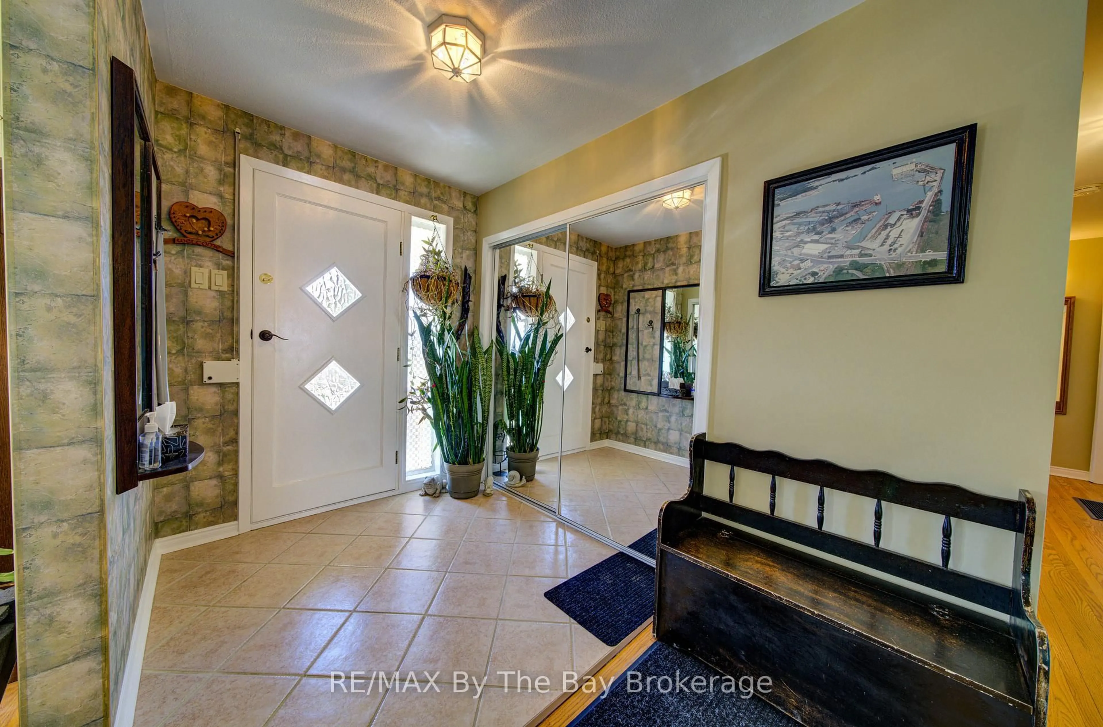 Indoor entryway for 31 Saunders St, Collingwood Ontario L9Y 0G3