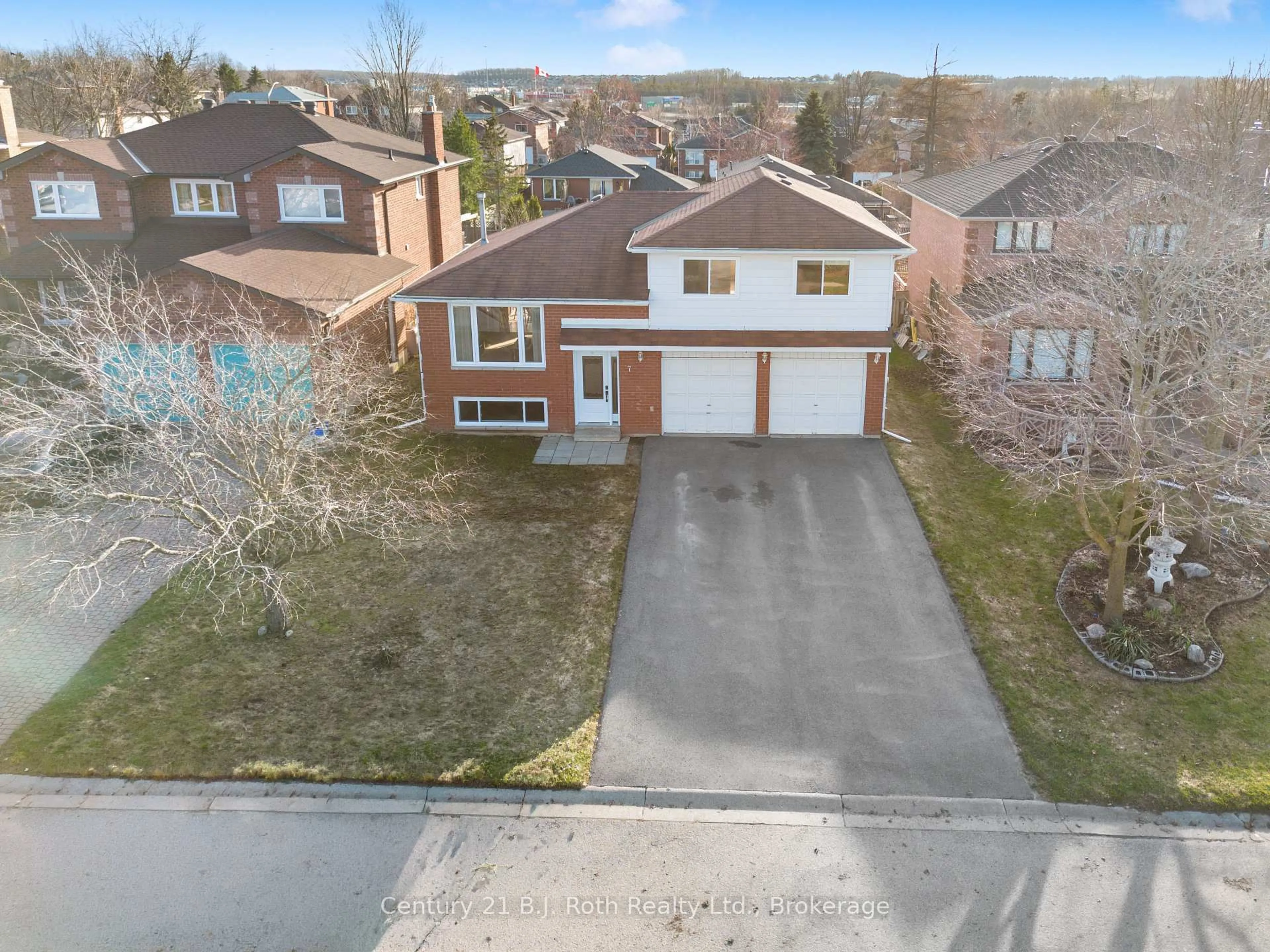 A pic from outside/outdoor area/front of a property/back of a property/a pic from drone, street for 7 Carmichael Crt, Orillia Ontario L3V 7R6