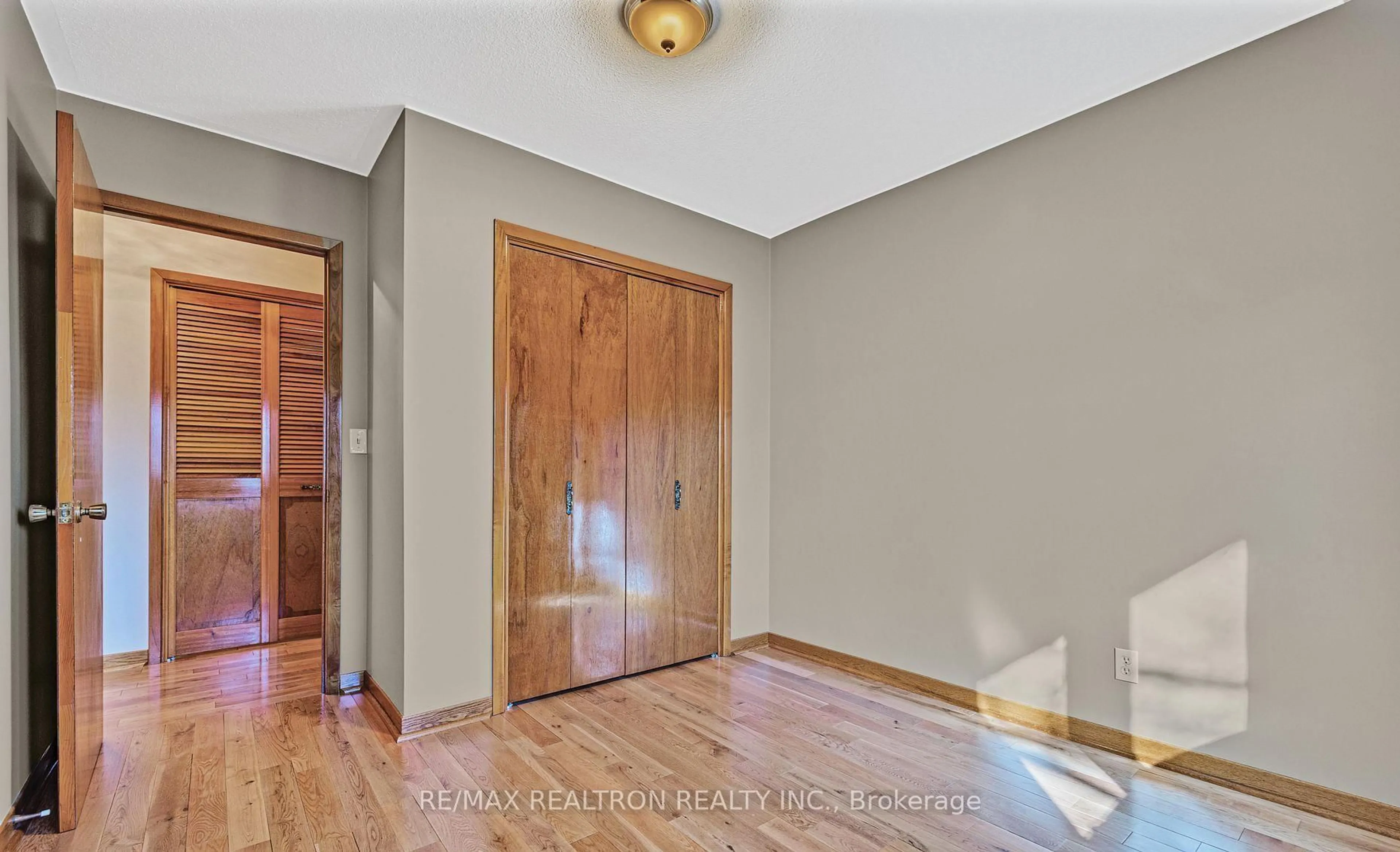 Indoor entryway for 143 Peel St, Barrie Ontario L4M 3L7