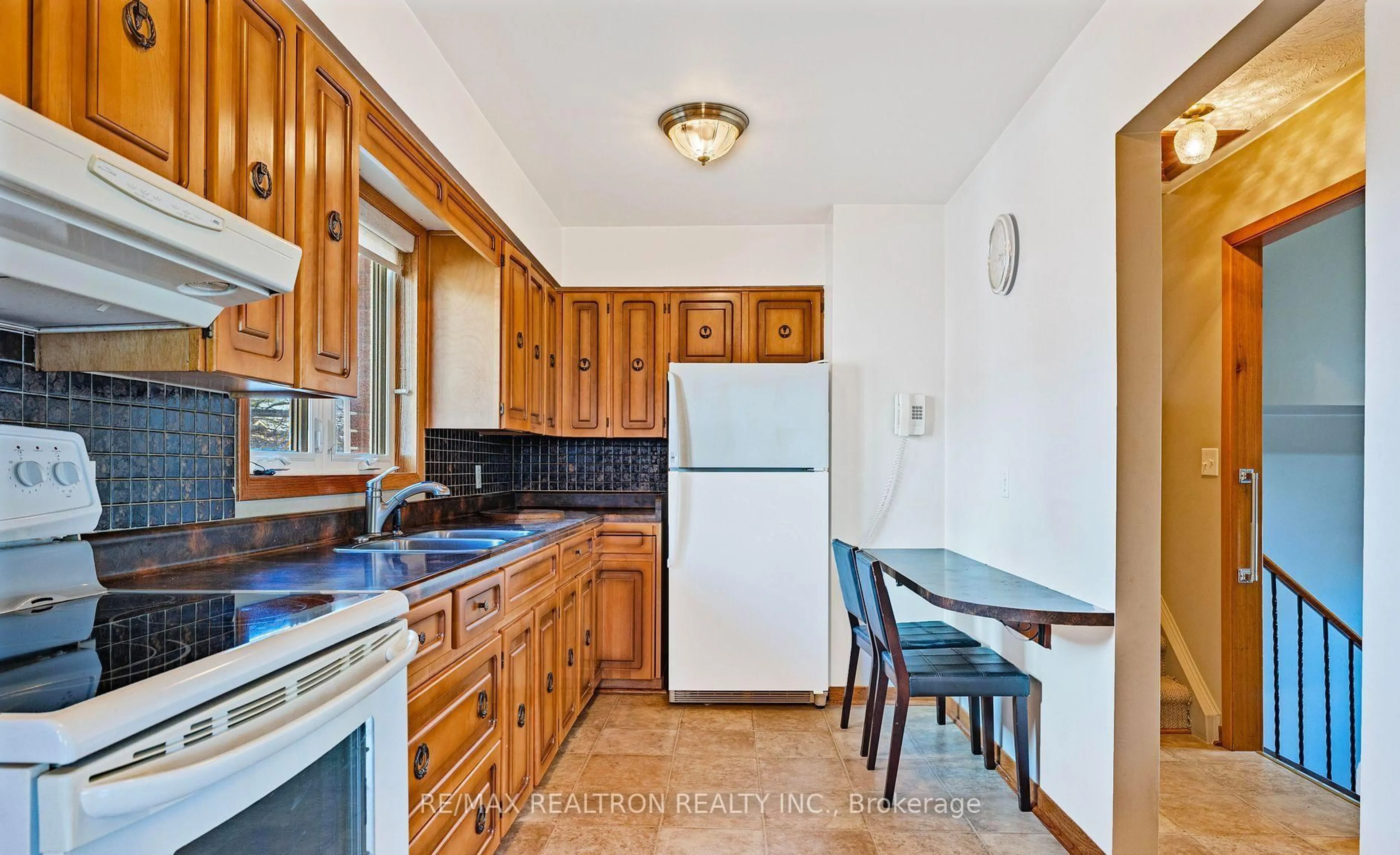 Standard kitchen, unknown for 143 Peel St, Barrie Ontario L4M 3L7
