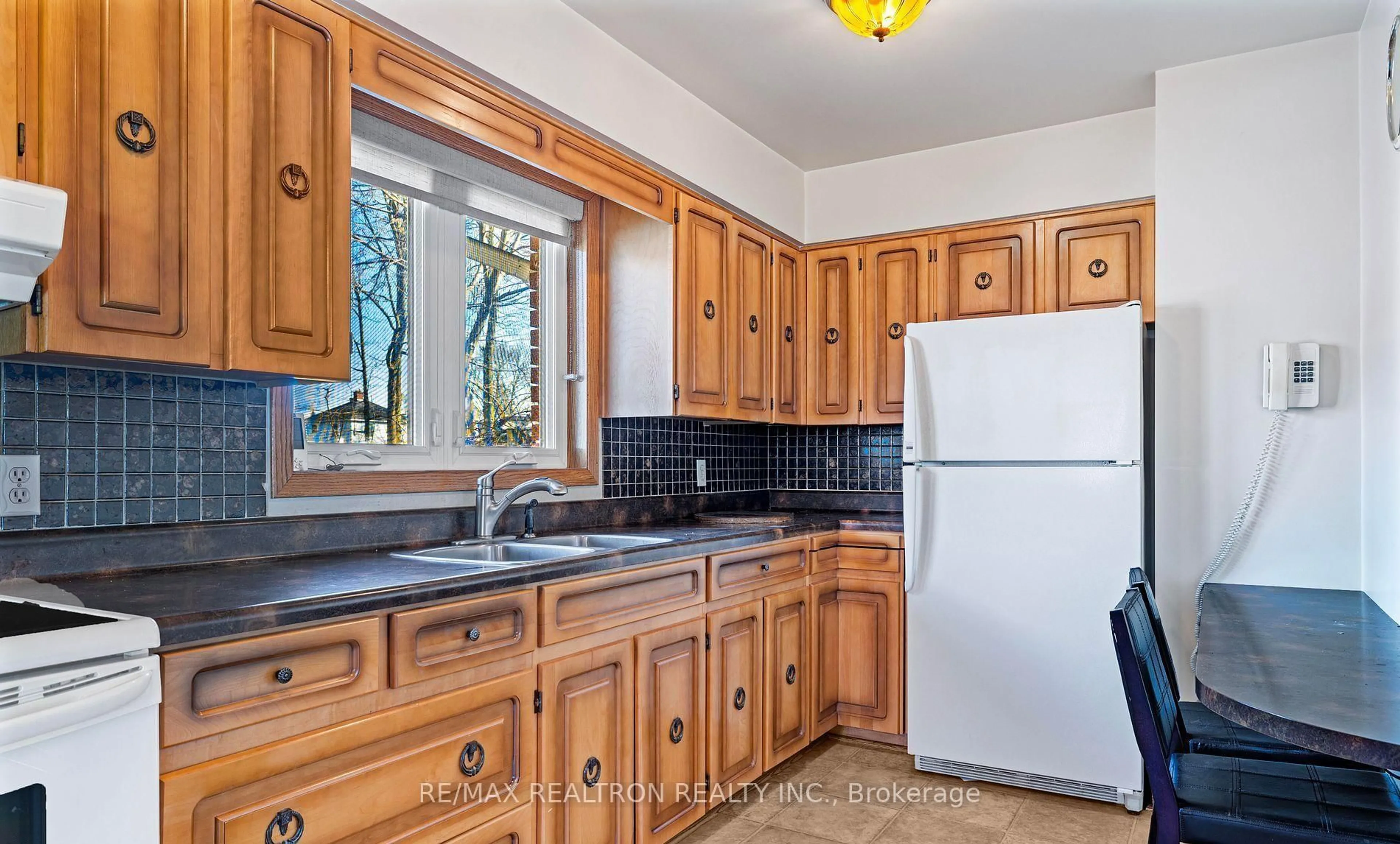 Standard kitchen, unknown for 143 Peel St, Barrie Ontario L4M 3L7