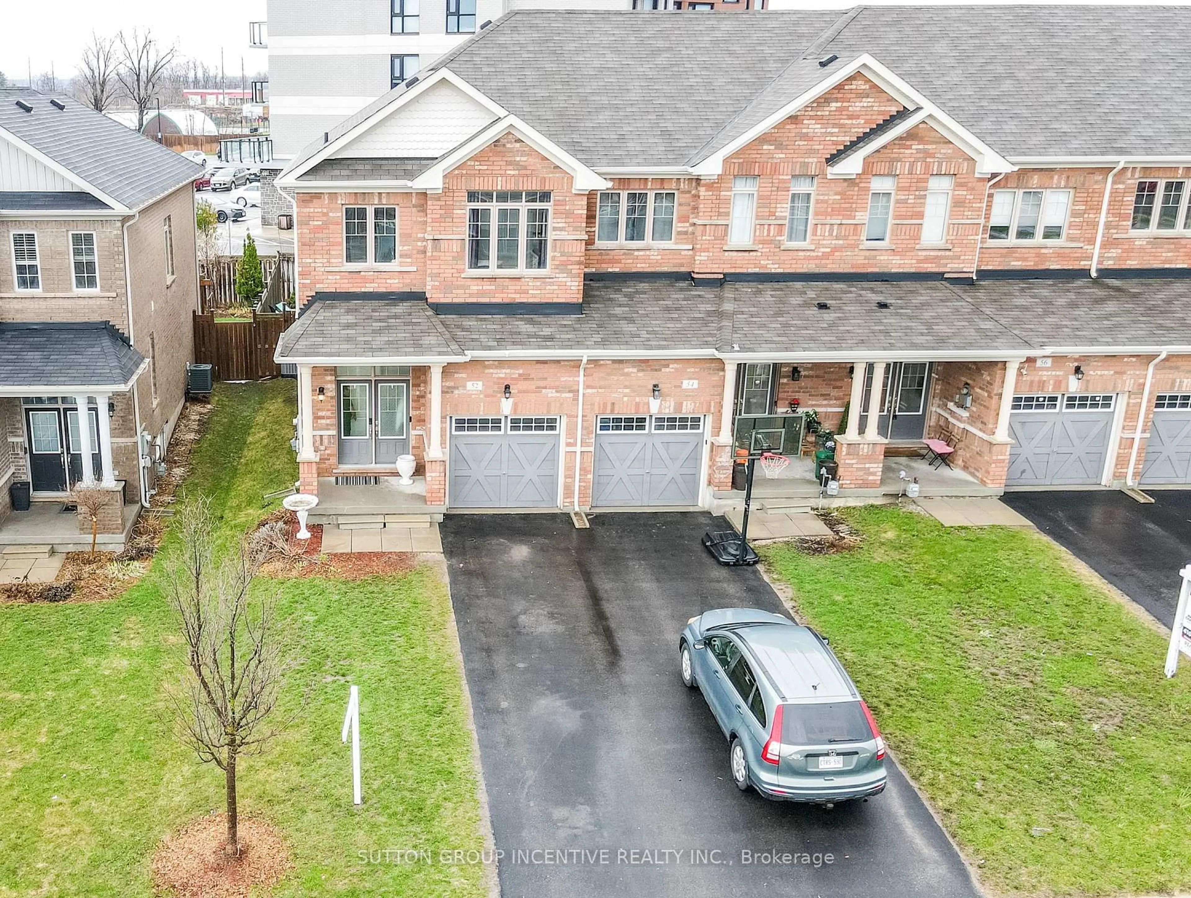 A pic from outside/outdoor area/front of a property/back of a property/a pic from drone, street for 52 Snelgrove Cres, Barrie Ontario L4N 6R6