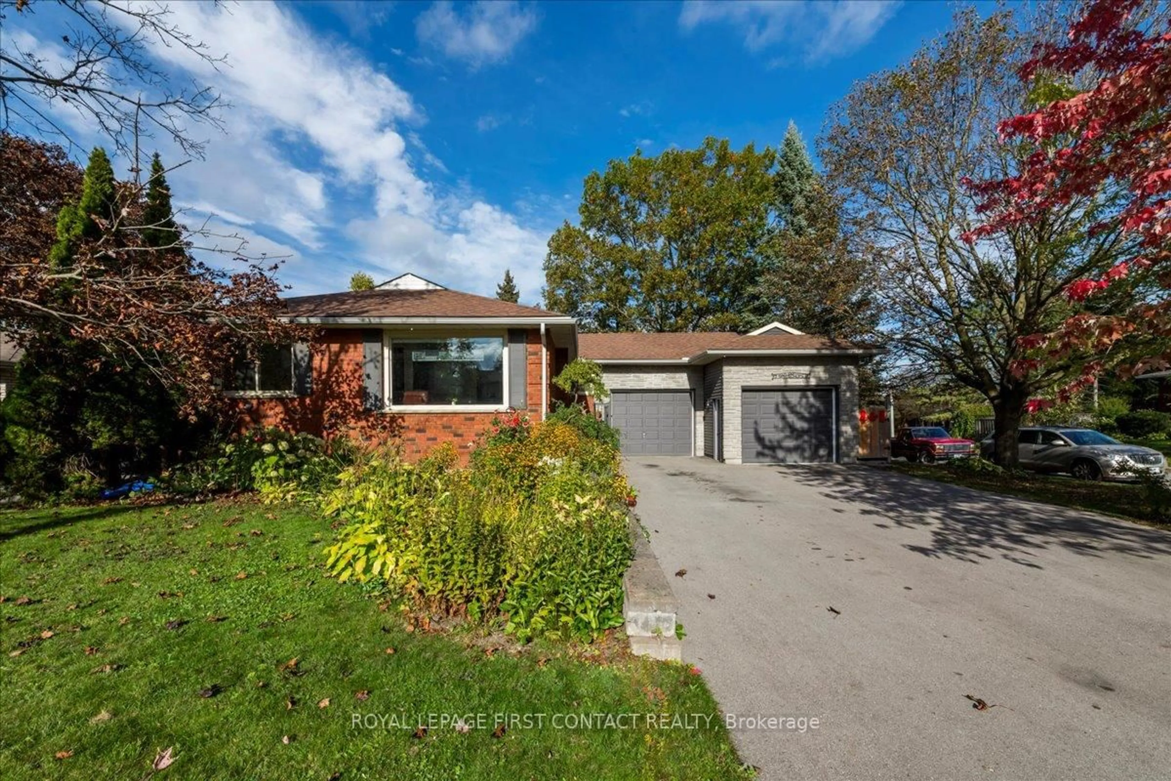 A pic from outside/outdoor area/front of a property/back of a property/a pic from drone, street for 32 Springhome Rd, Barrie Ontario L4N 2W7