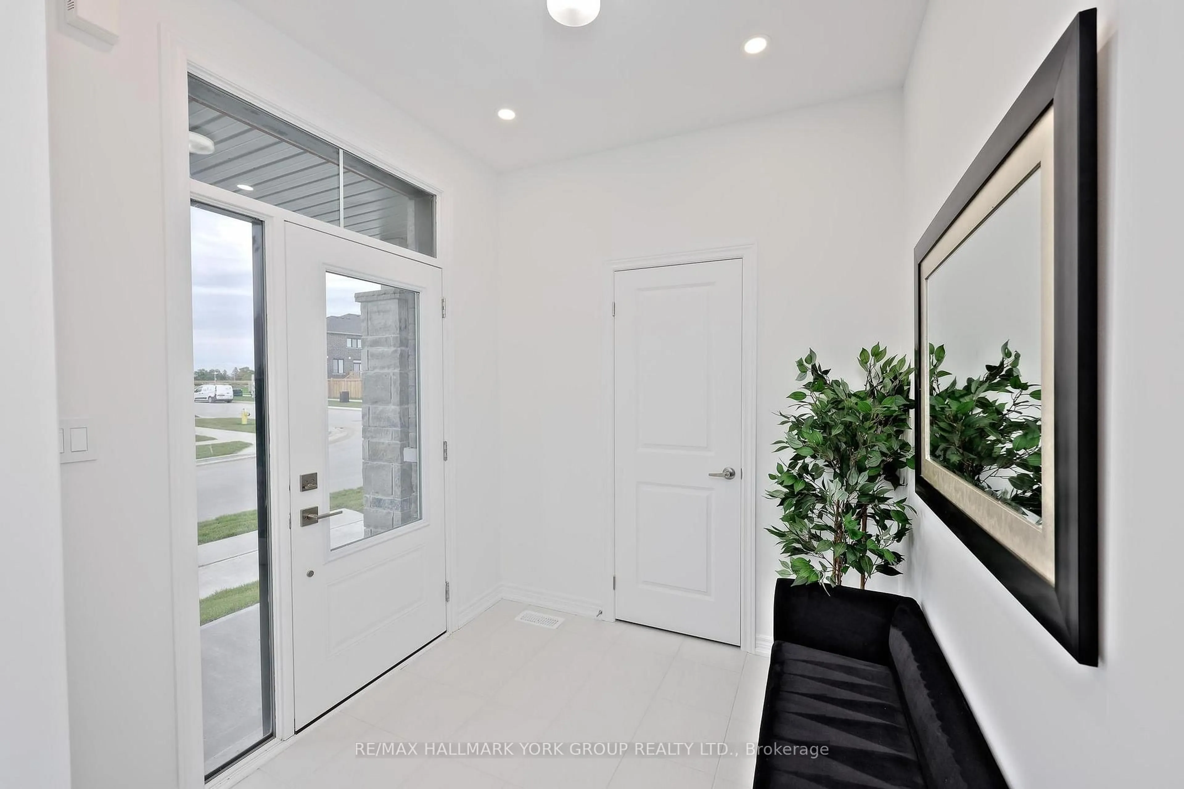 Indoor entryway for 145 Fenchurch Manr, Barrie Ontario L9J 0X1