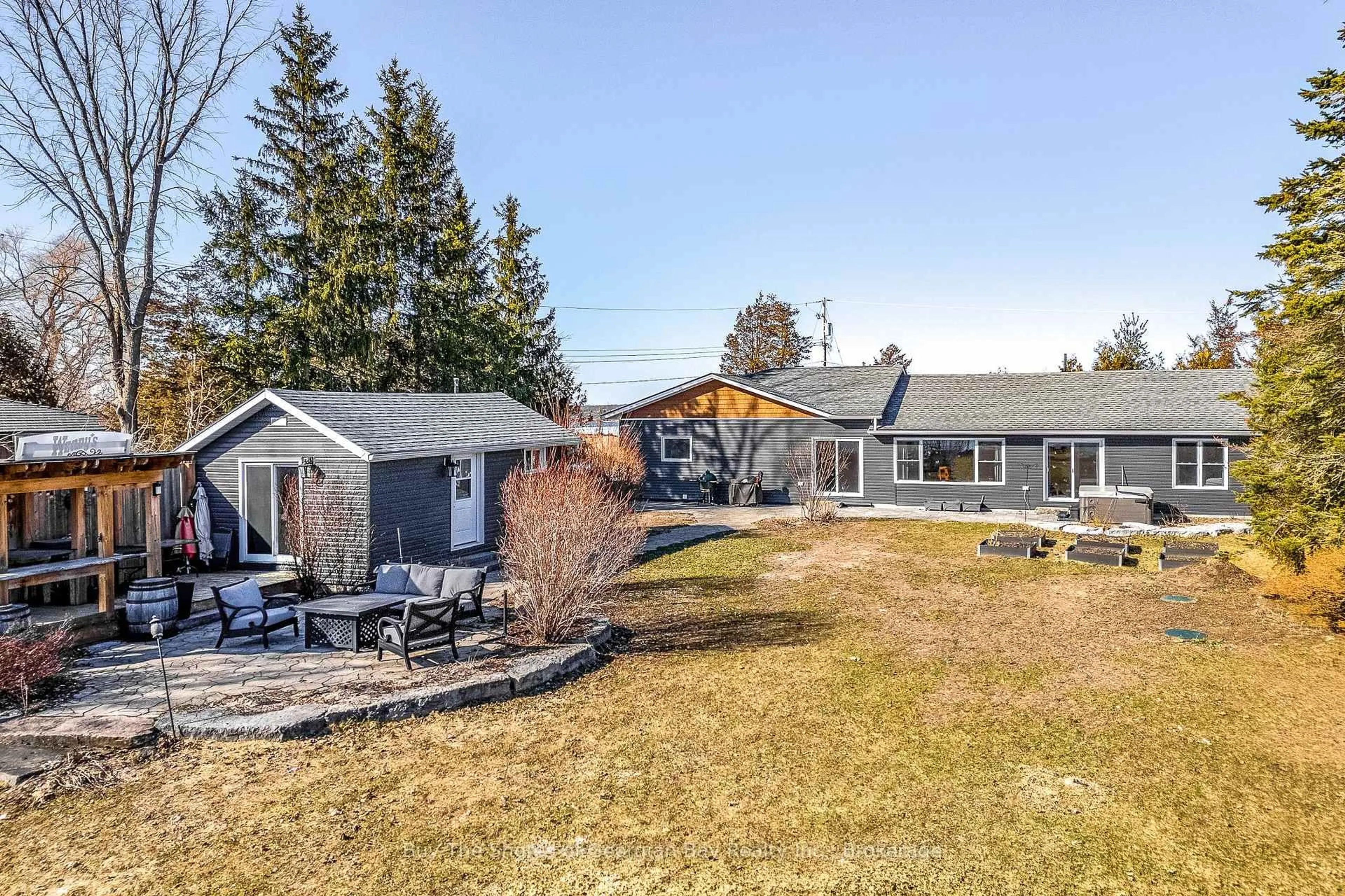 A pic from outside/outdoor area/front of a property/back of a property/a pic from drone, unknown for 17 Wilcox Rd, Tay Ontario L4S 2H3