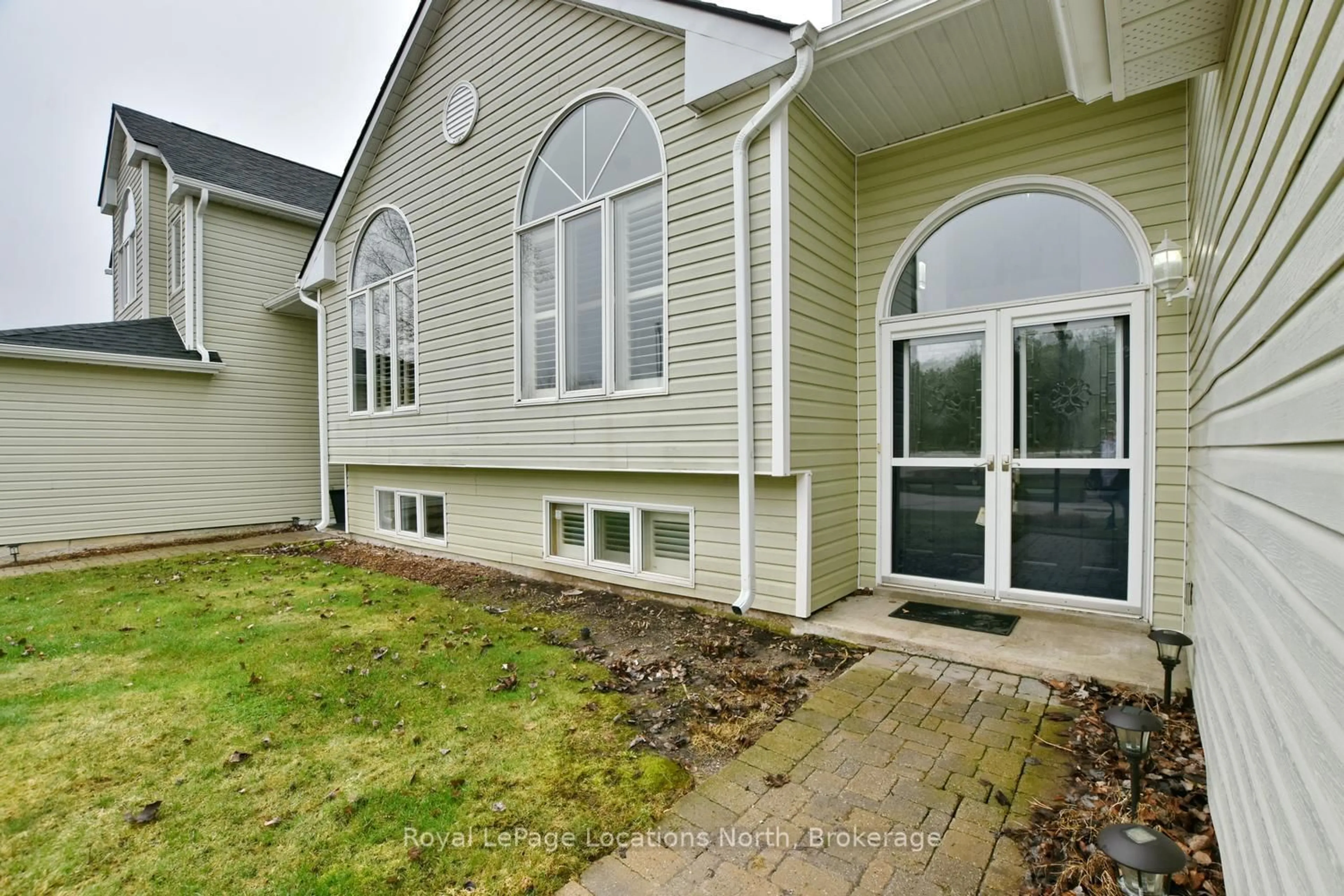 Home with vinyl exterior material, street for 61 Barker Blvd, Collingwood Ontario L9Y 4W4