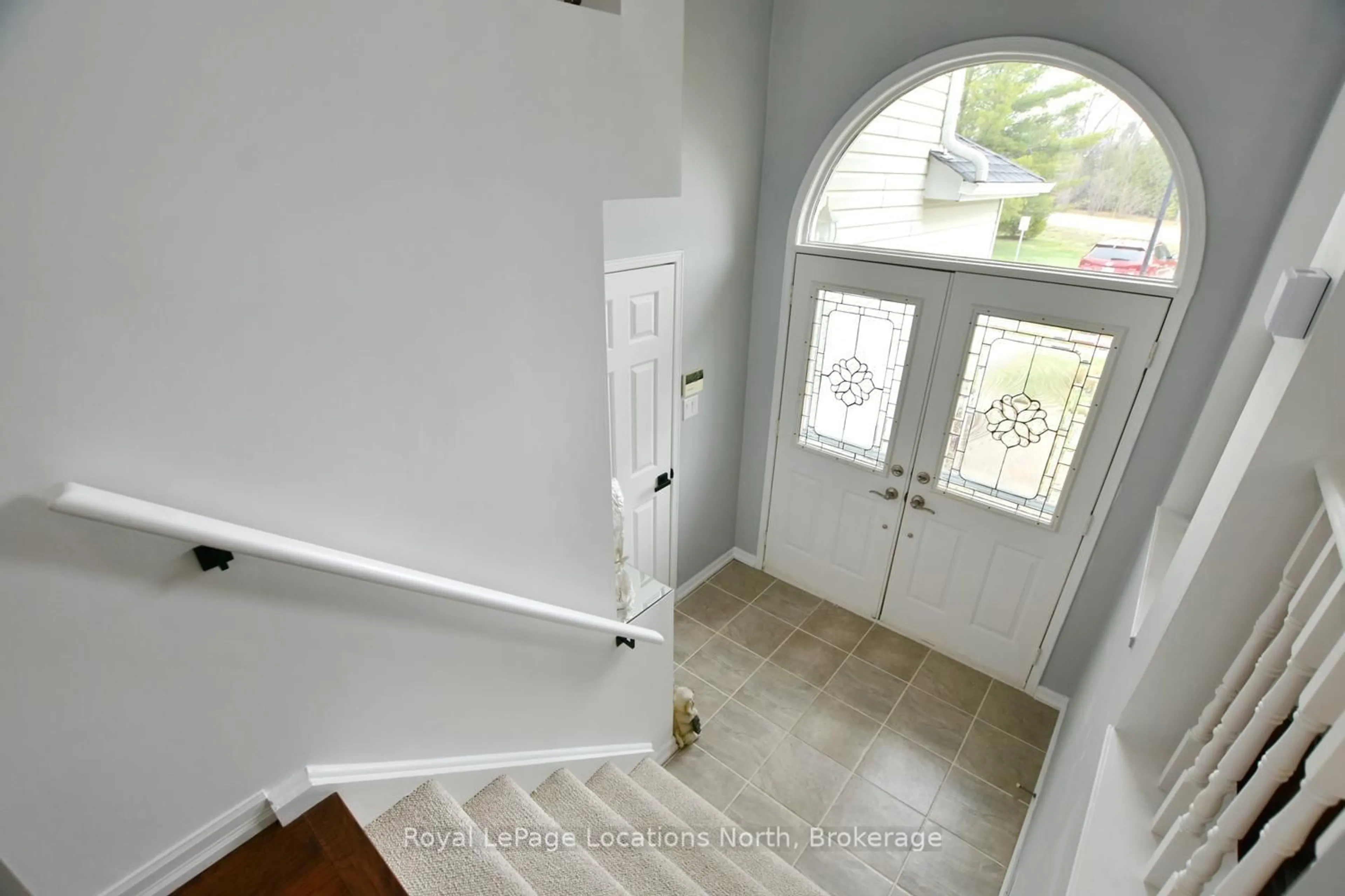 Indoor entryway for 61 Barker Blvd, Collingwood Ontario L9Y 4W4