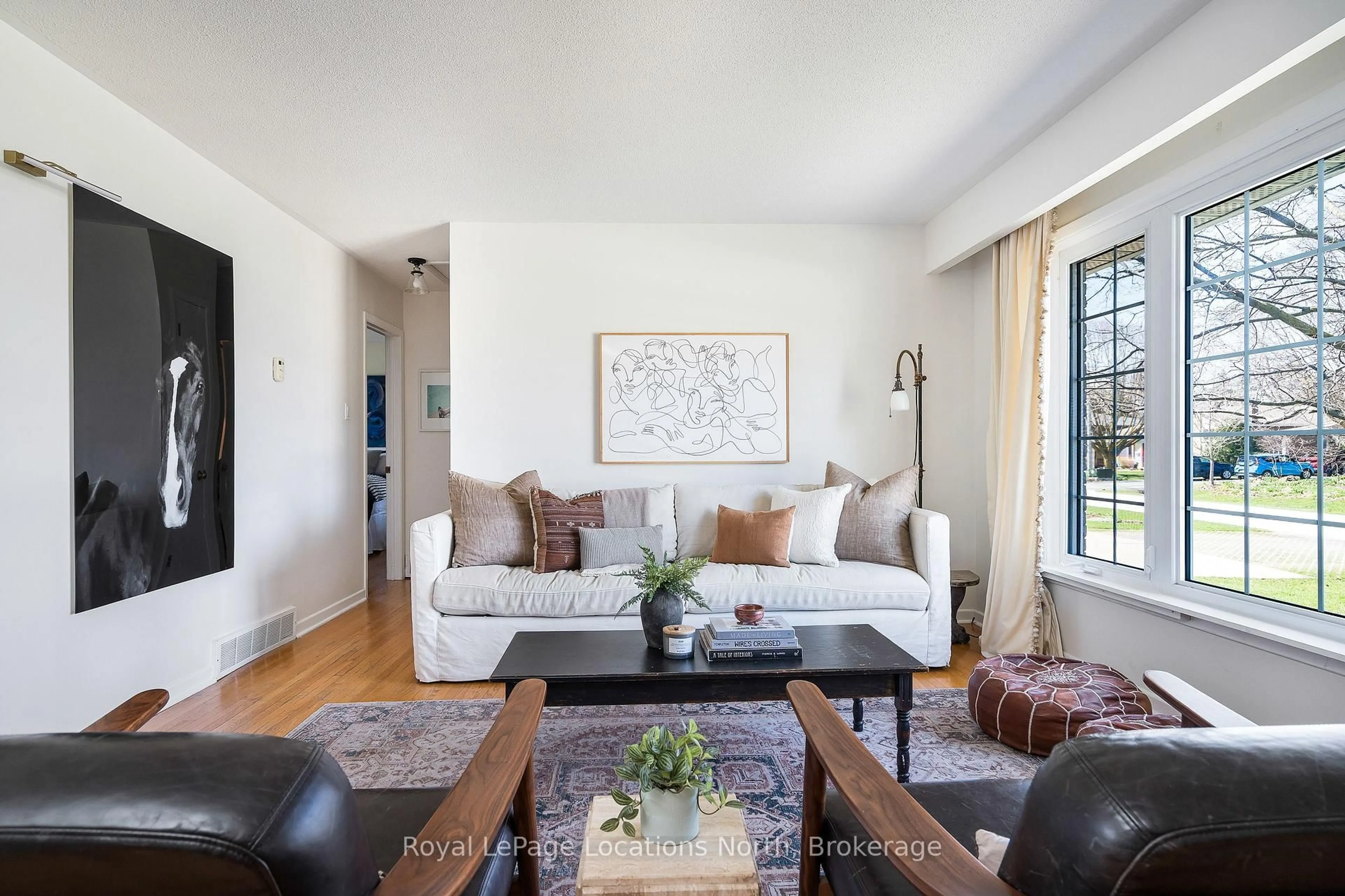 Living room with furniture, unknown for 12 Bryan Dr, Collingwood Ontario L9Y 2K7