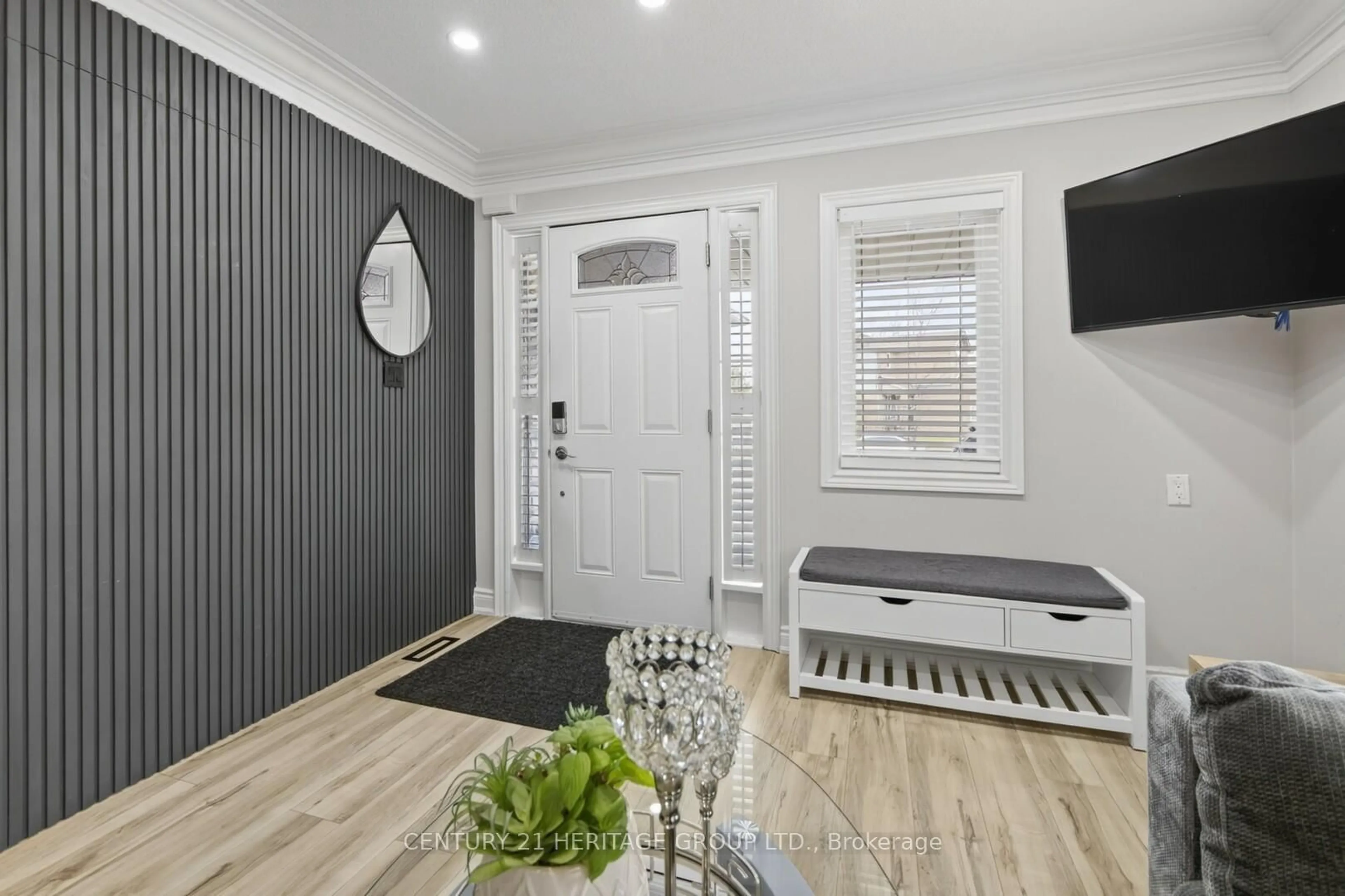 Indoor entryway for 137 Cunningham Dr, Barrie Ontario L4N 5R3