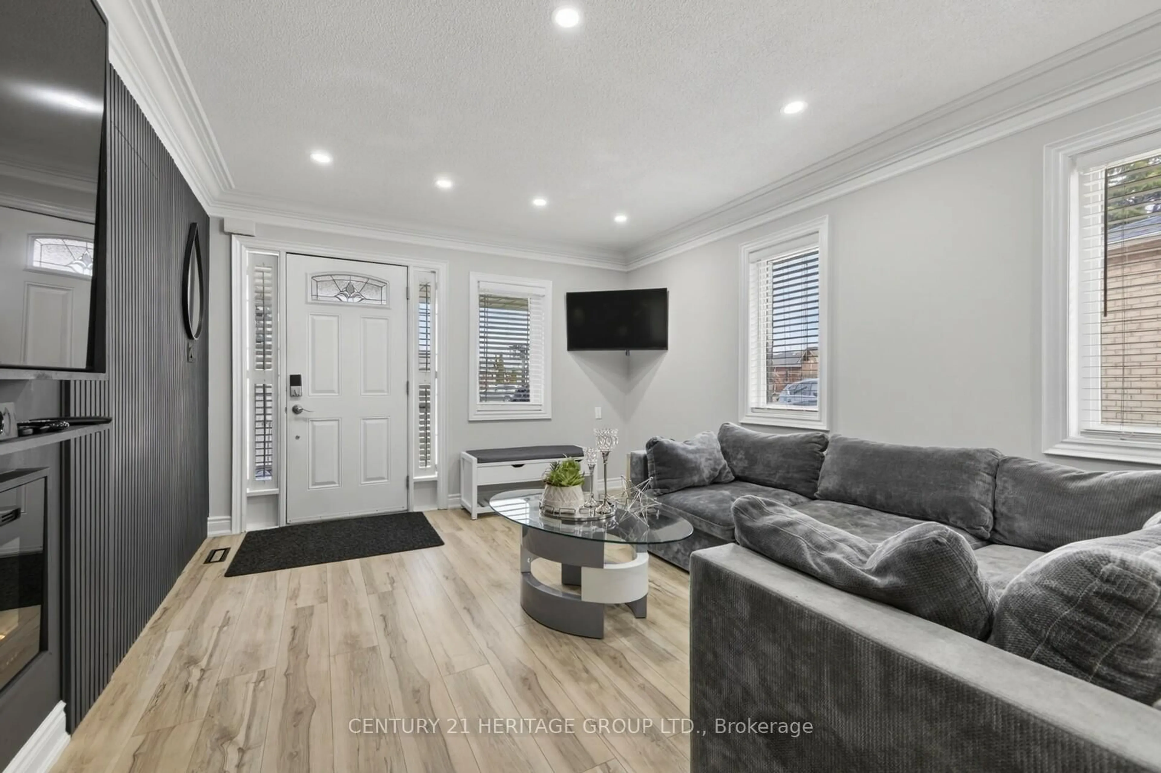 Living room with furniture, wood/laminate floor for 137 Cunningham Dr, Barrie Ontario L4N 5R3