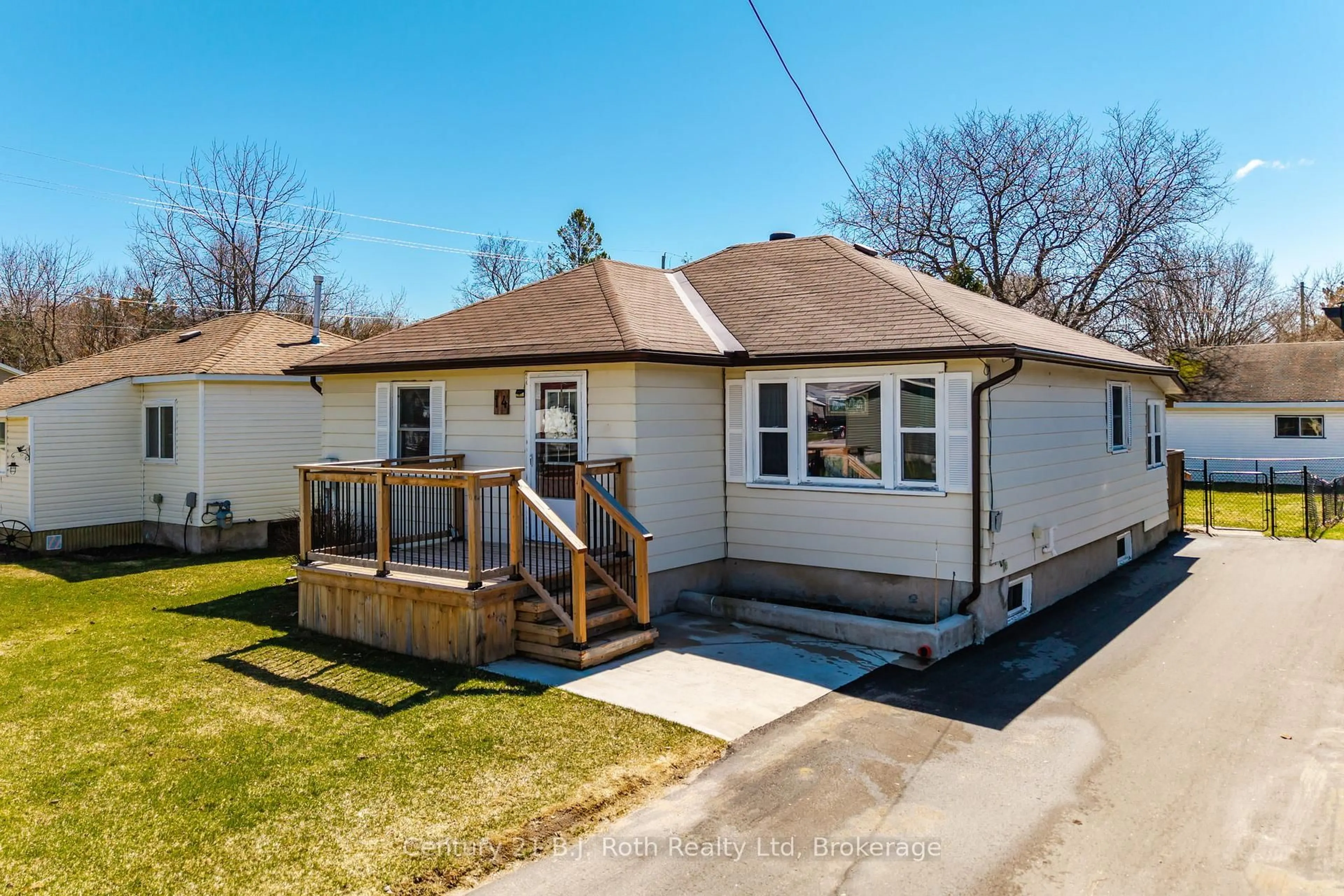 A pic from outside/outdoor area/front of a property/back of a property/a pic from drone, street for 14 Wolfe St, Penetanguishene Ontario L9M 1B9