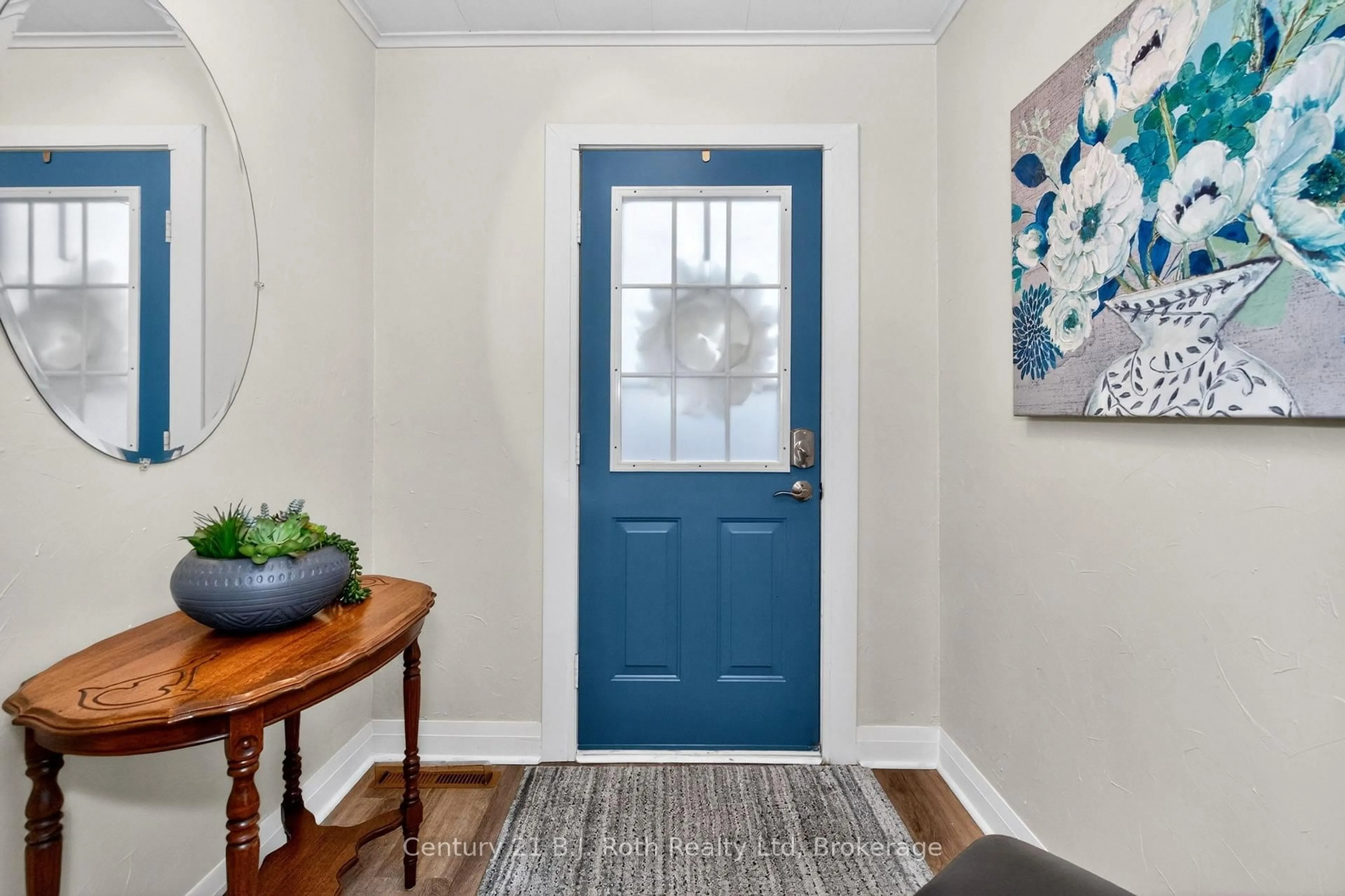 Indoor entryway for 14 Wolfe St, Penetanguishene Ontario L9M 1B9