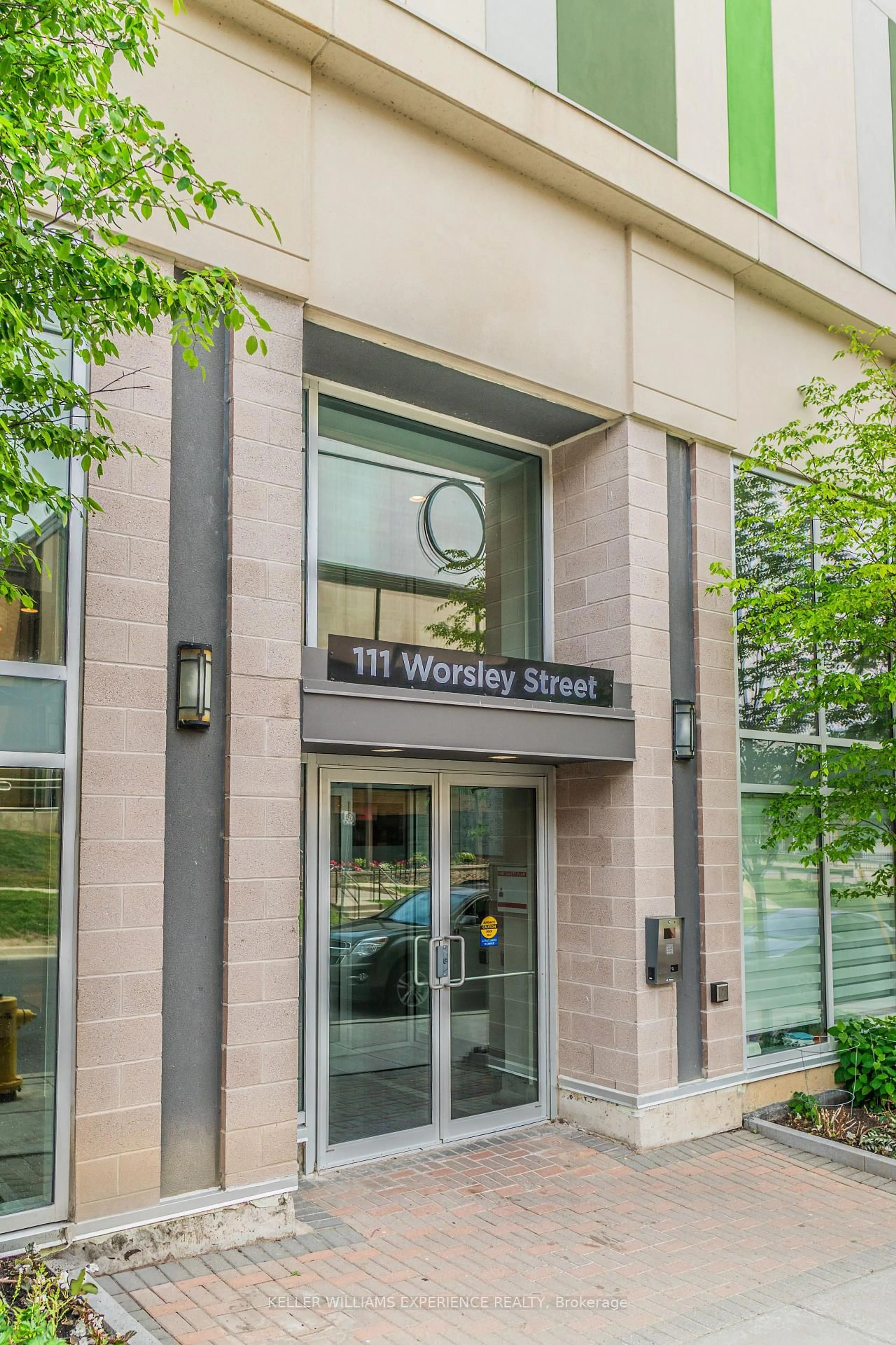Indoor foyer for 111 Worsley St #GPH1, Barrie Ontario L4M 0J5
